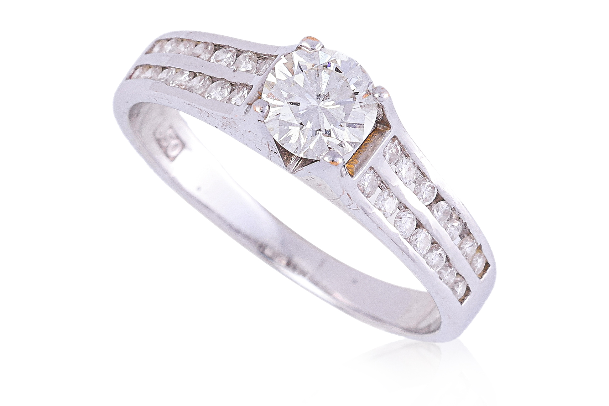 A SOLITAIRE DIAMOND RING - Image 3 of 3
