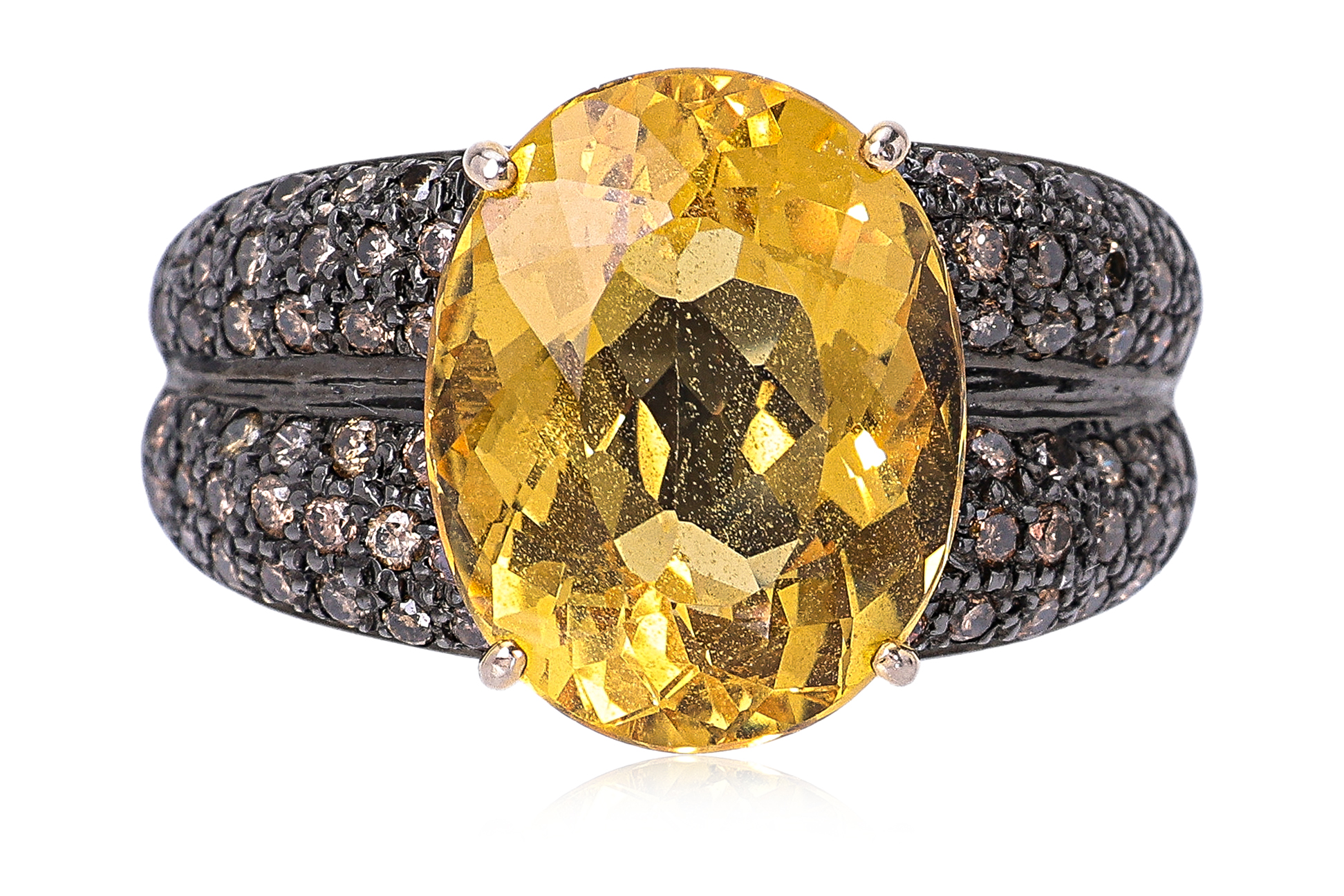 A YELLOW BERYL AND 'CHAMPAGNE' DIAMOND RING - Image 2 of 3