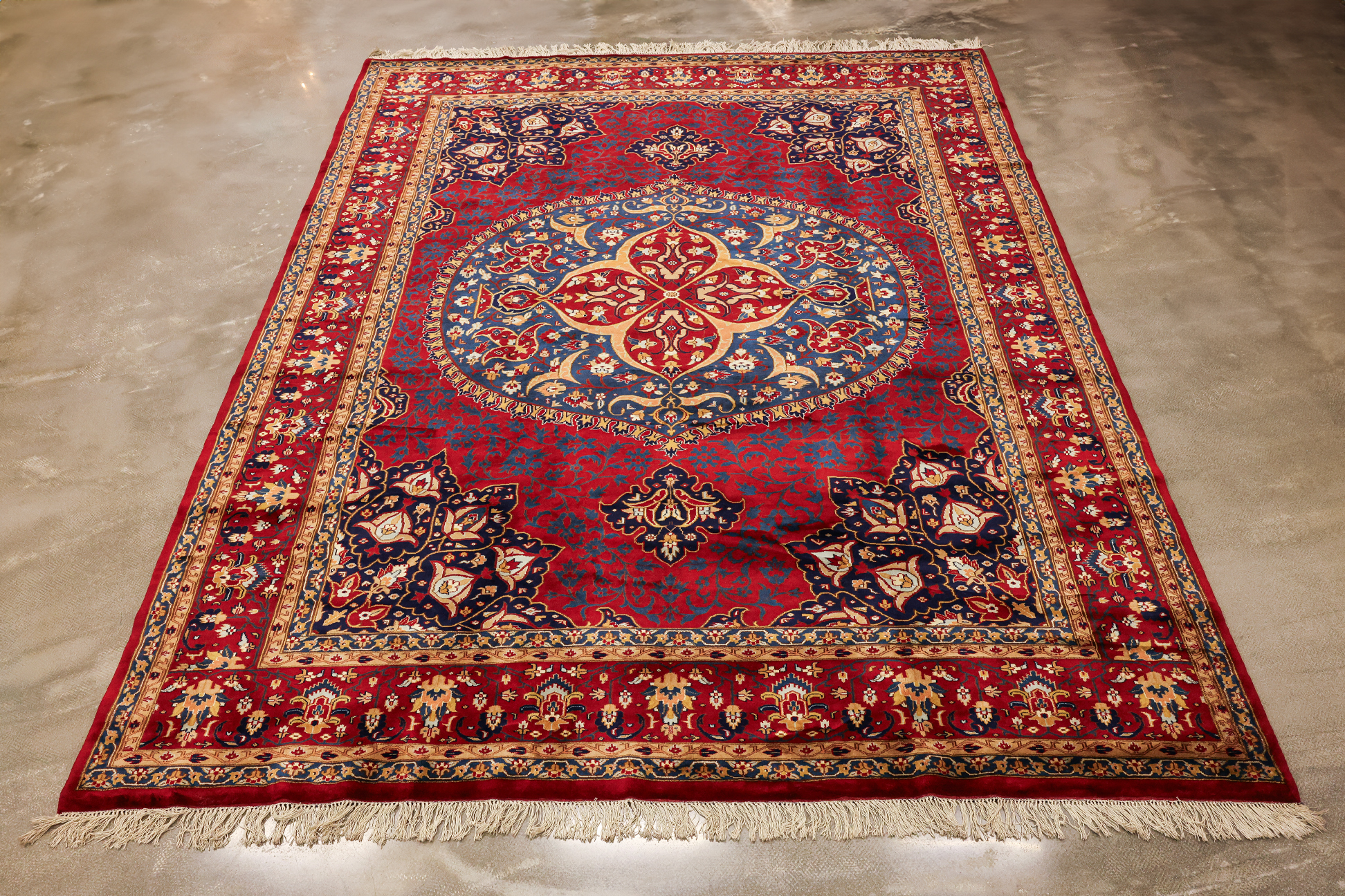 A FINE KASHMIR MAHAL WOOL CARPET (315 x 247cm)