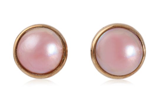 A PAIR OF MABE CULTURED PEARL STUD EARRINGS - Image 1 of 2