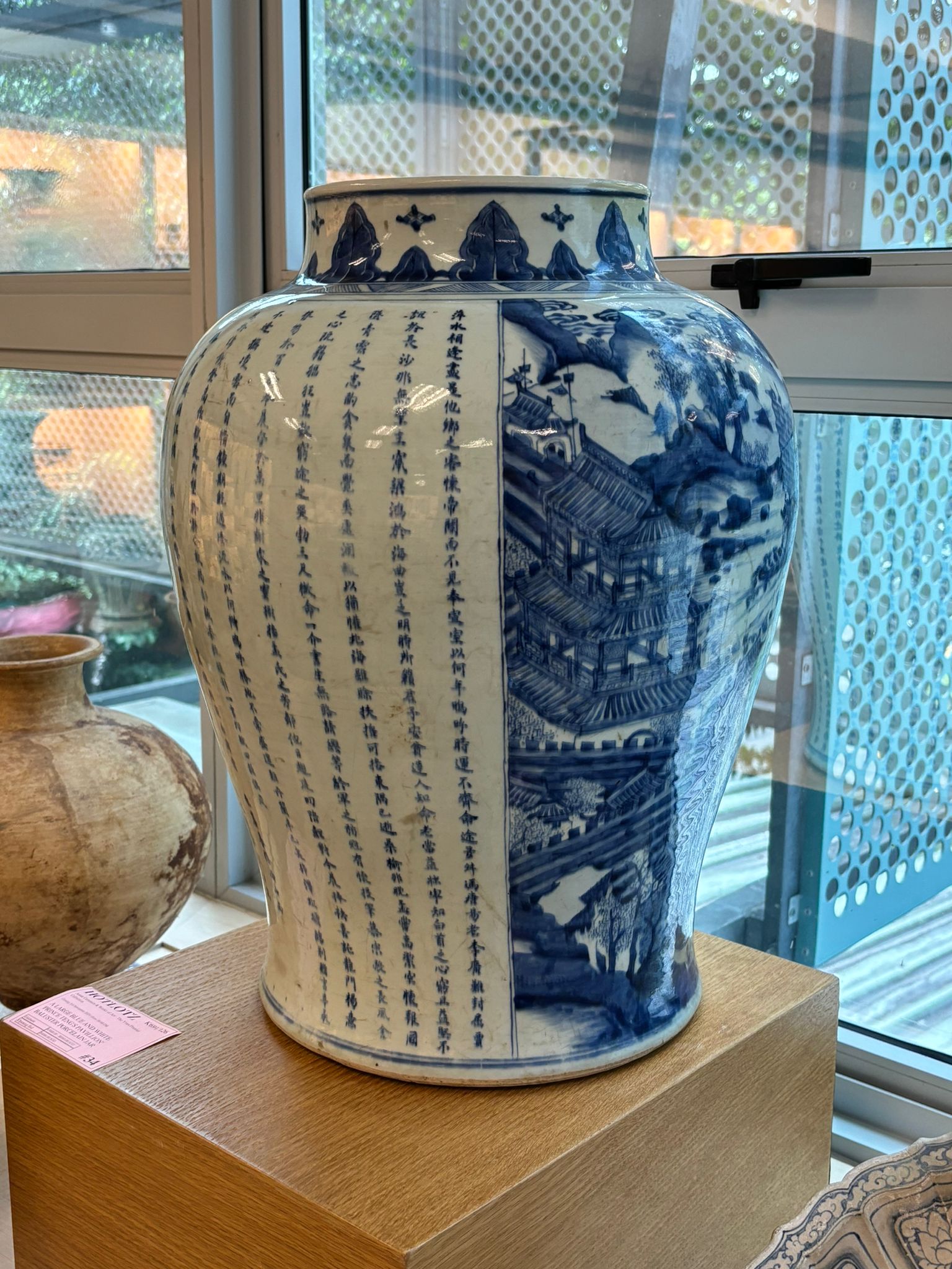 A LARGE BLUE AND WHITE 'PRINCE TENG'S PAVILLION' BALUSTER PORCELAIN JAR - Image 28 of 31