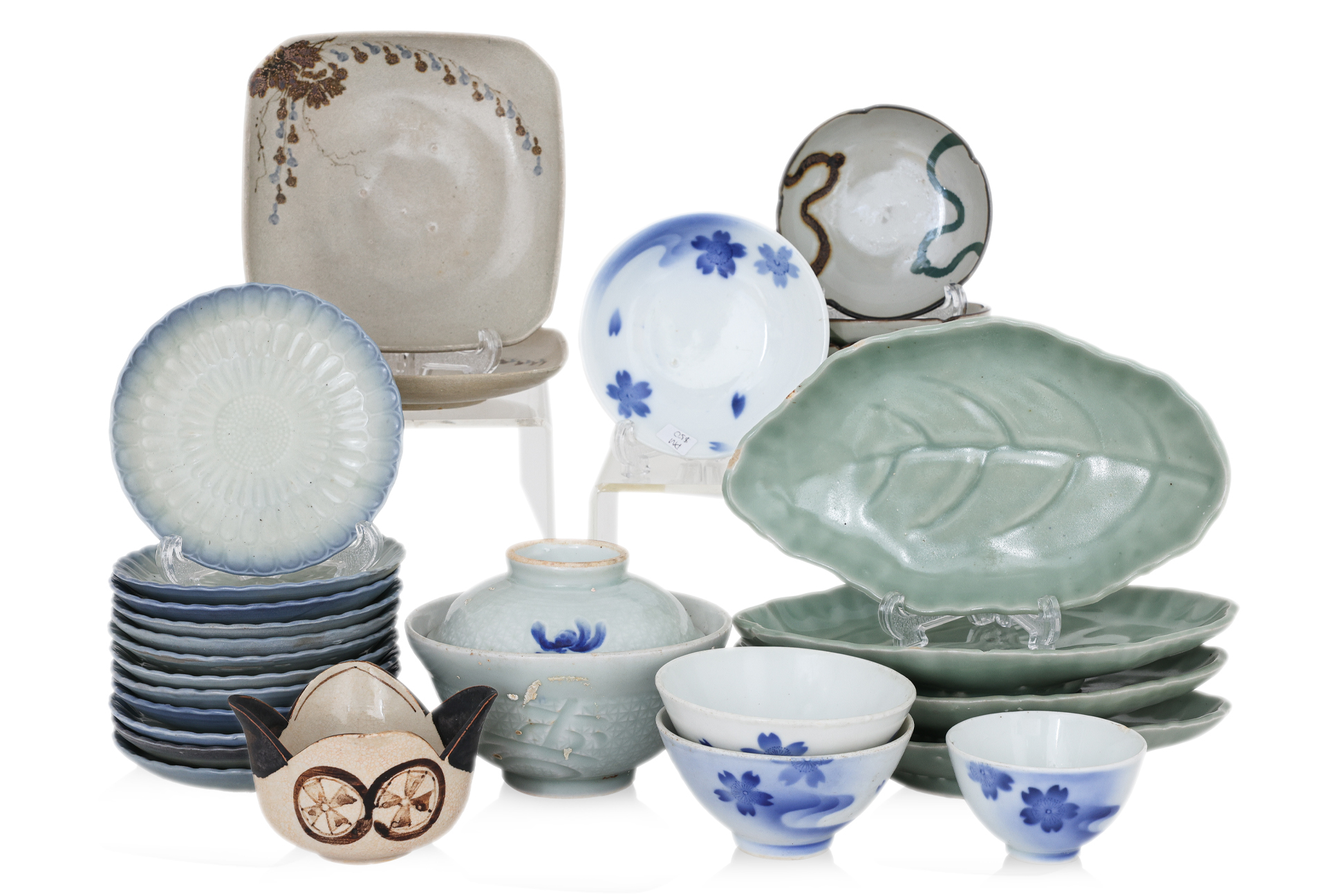 A GROUP OF ASSORTED JAPANESE CERAMICS
