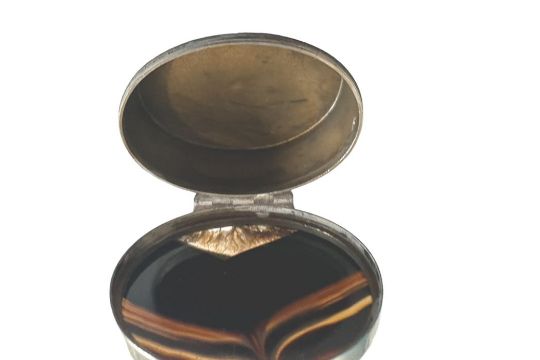 Antique William Robb Ballater Silver Box with Agate Lid - 48mm x 41mm x 25mm. - Image 5 of 9