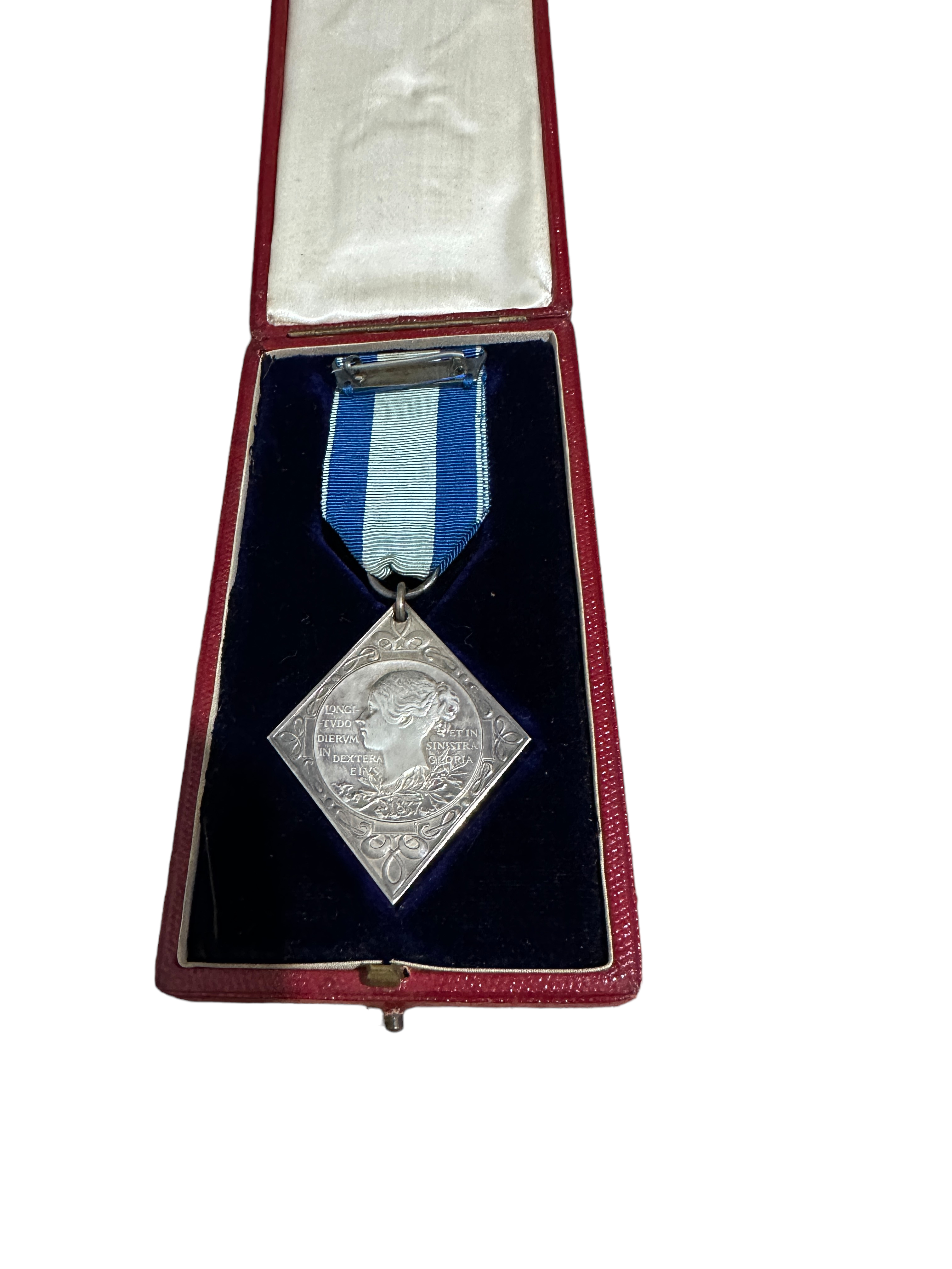 Antique Cased Queen Victoria 1837-1897 Medal - 5cm x 4cm without ribbon. - Image 3 of 5