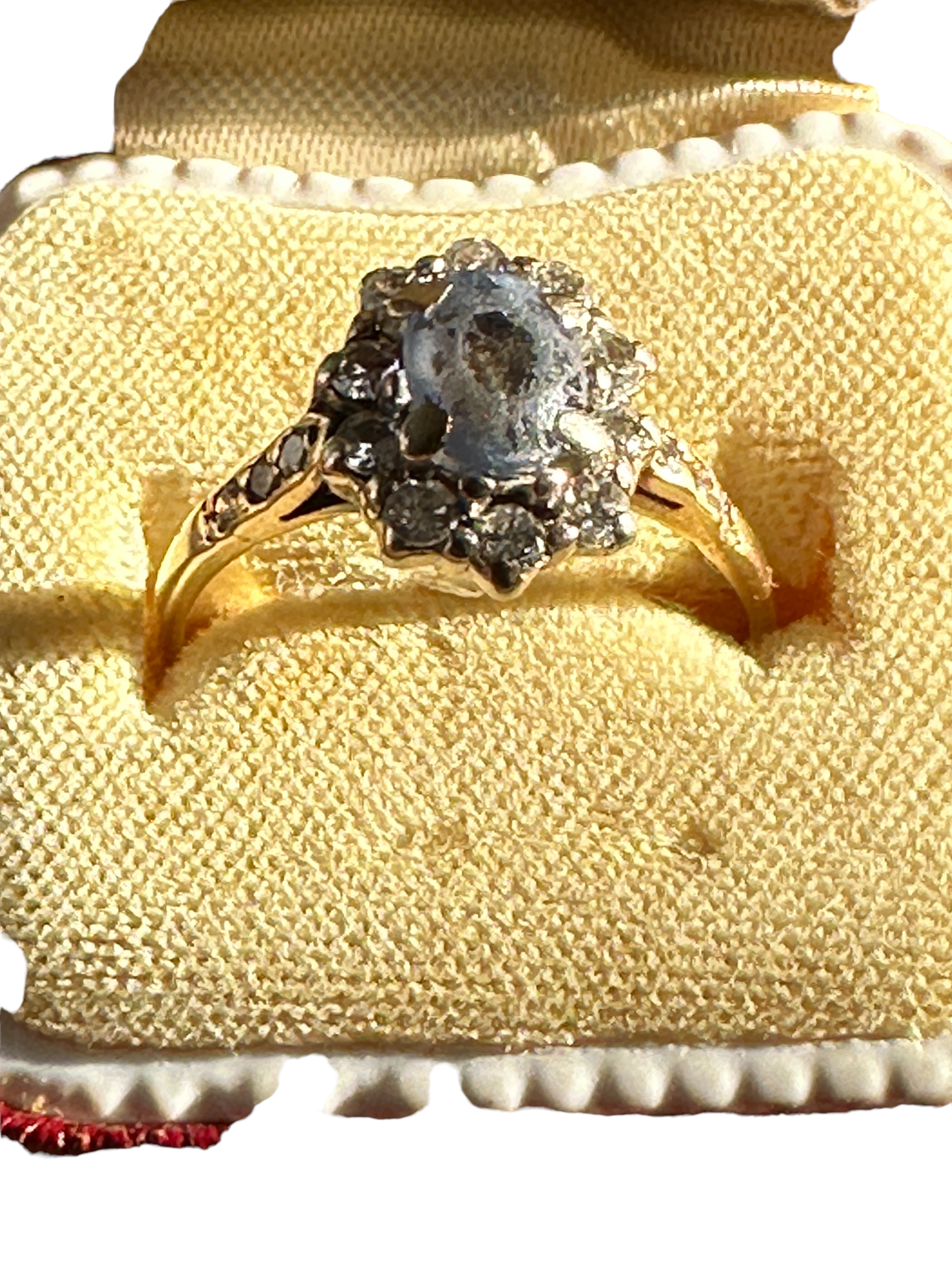 Antique 18 karat Gold, Diamond and Central Stone Ring - 2.85 grams. - Image 4 of 4