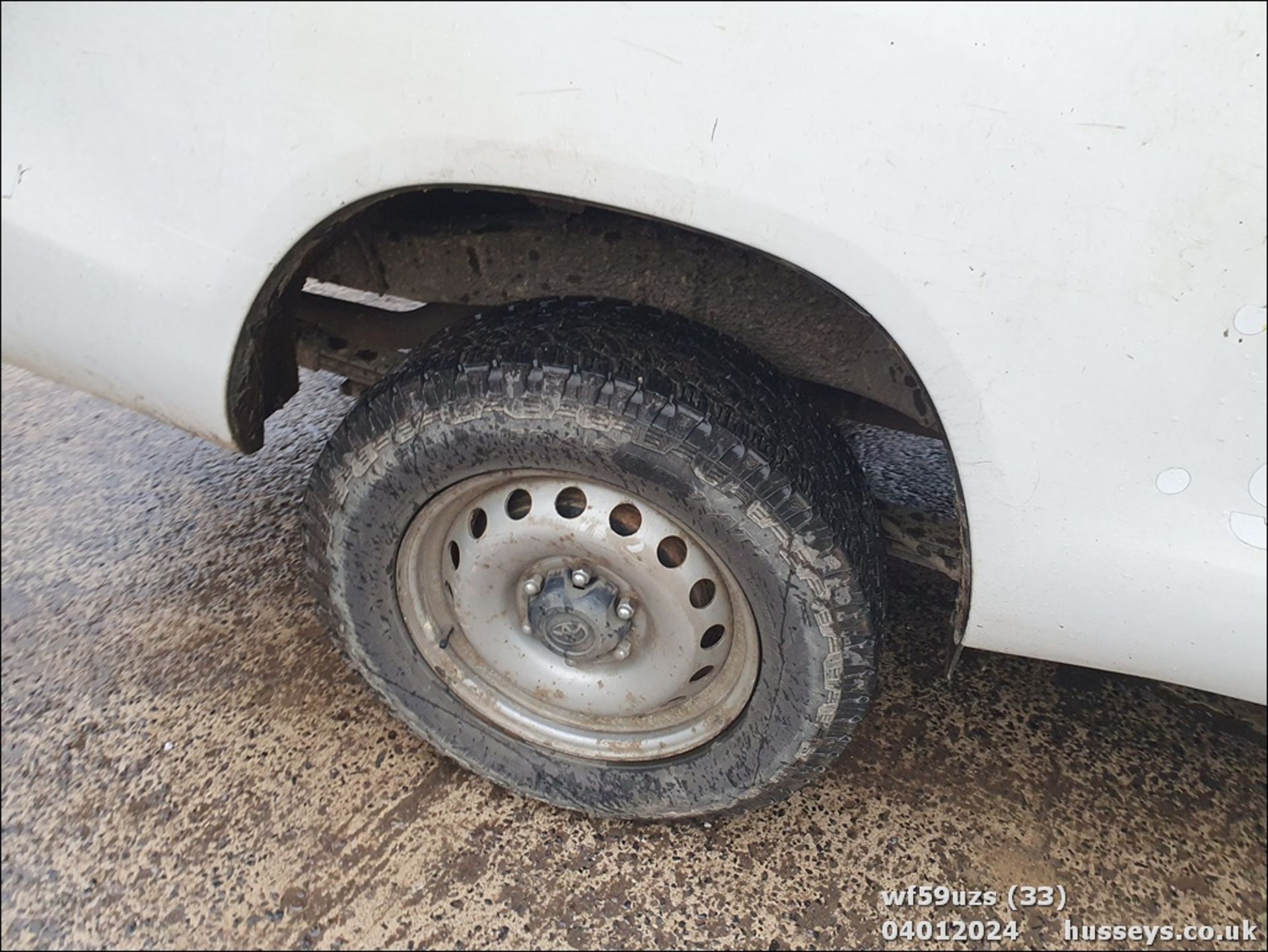 19/69 TOYOTA HILUX ACTIVE D-4D 4WD S/C - 2393cc 2dr 4x4 (White, 150k) - Image 35 of 50