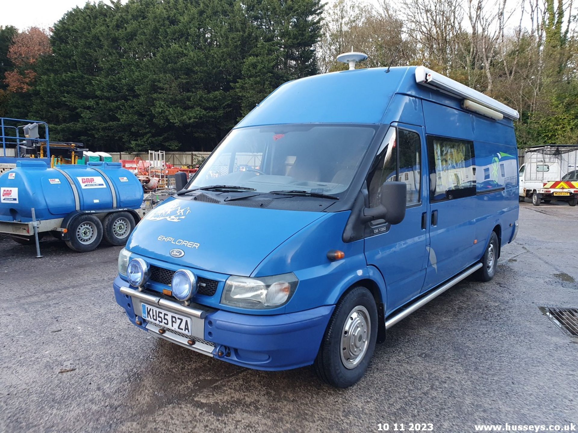 05/55 FORD TRANSIT CAMPER CONVERSION 350 LWB - 2402cc 5dr Van (Blue) - Bild 2 aus 64