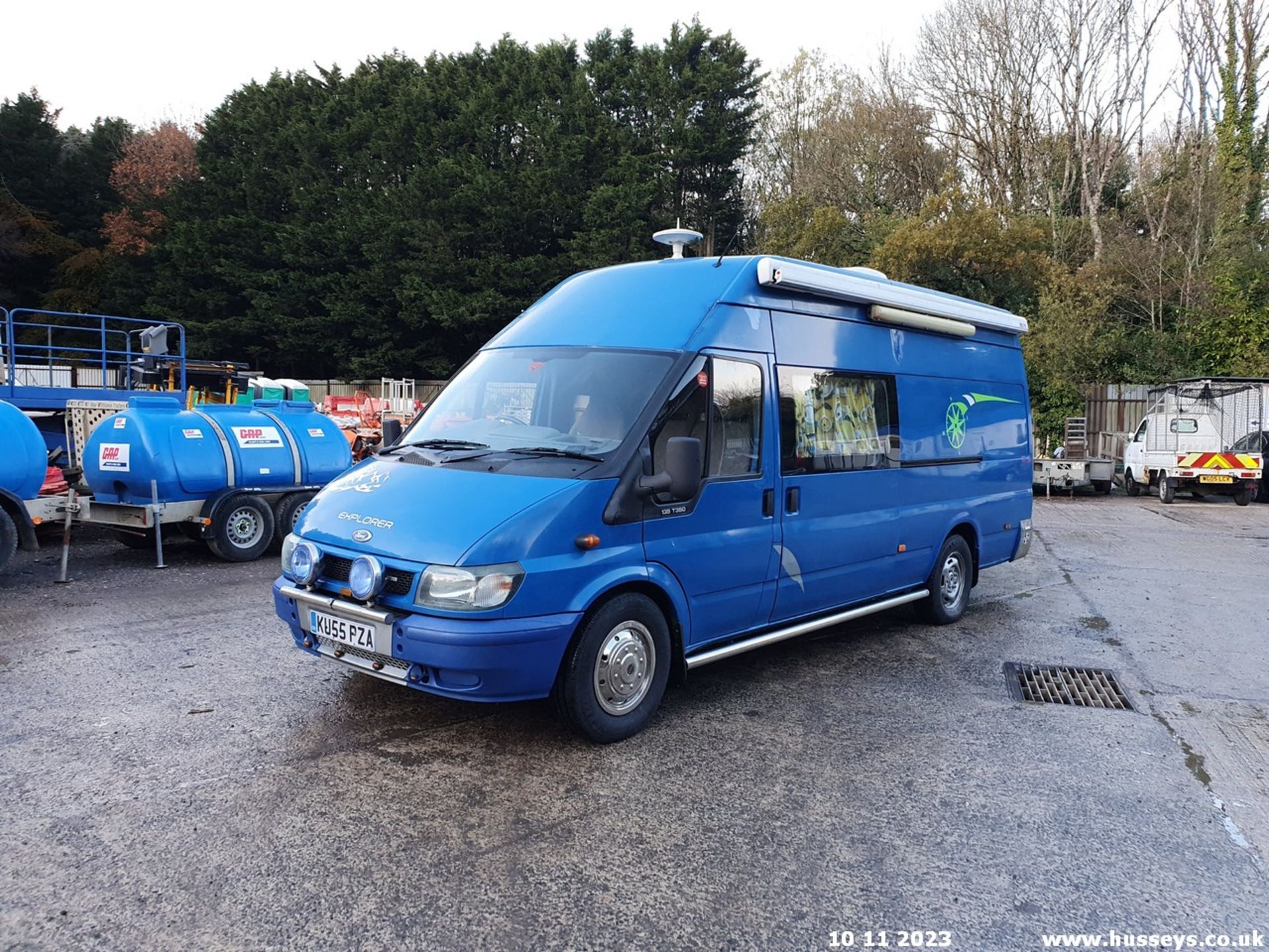 05/55 FORD TRANSIT CAMPER CONVERSION 350 LWB - 2402cc 5dr Van (Blue) - Image 4 of 64