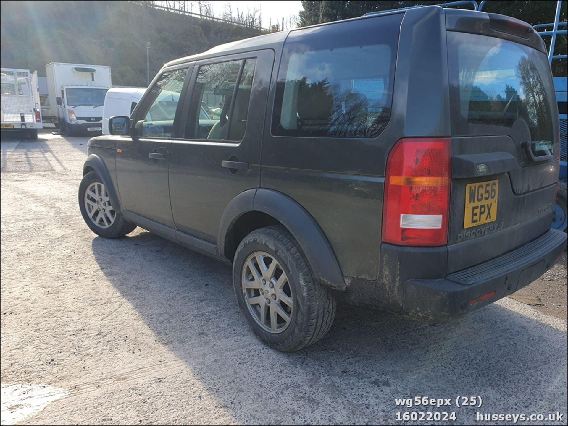 06/56 LAND ROVER DISCOVERY TDV6 GS - 2720cc 5dr Estate (Green) - Image 24 of 44