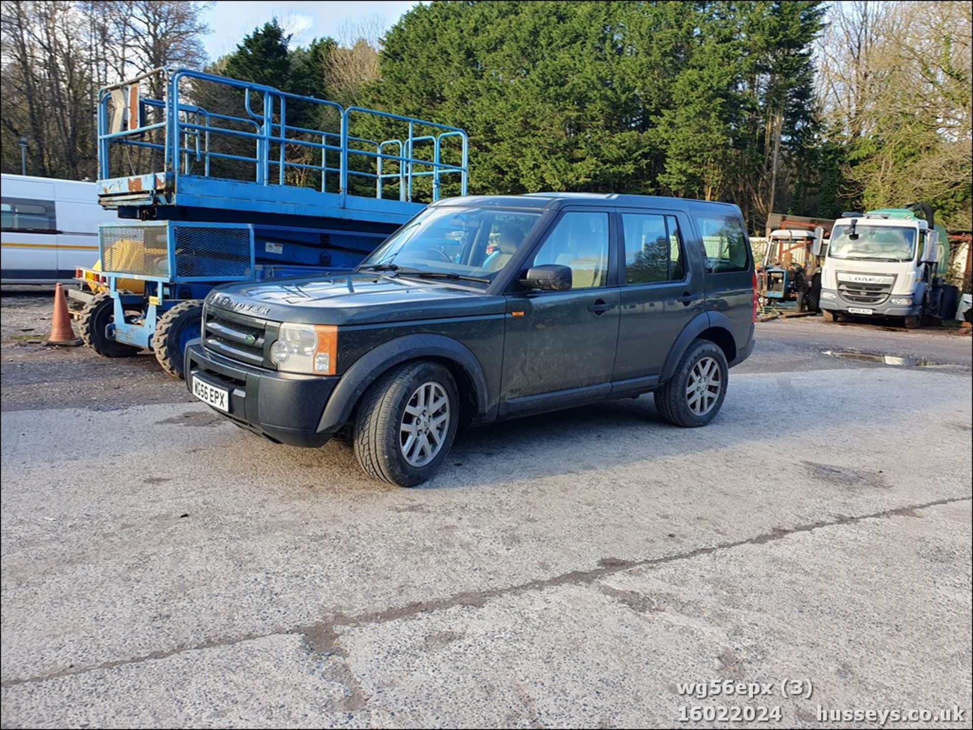 06/56 LAND ROVER DISCOVERY TDV6 GS - 2720cc 5dr Estate (Green) - Image 2 of 44
