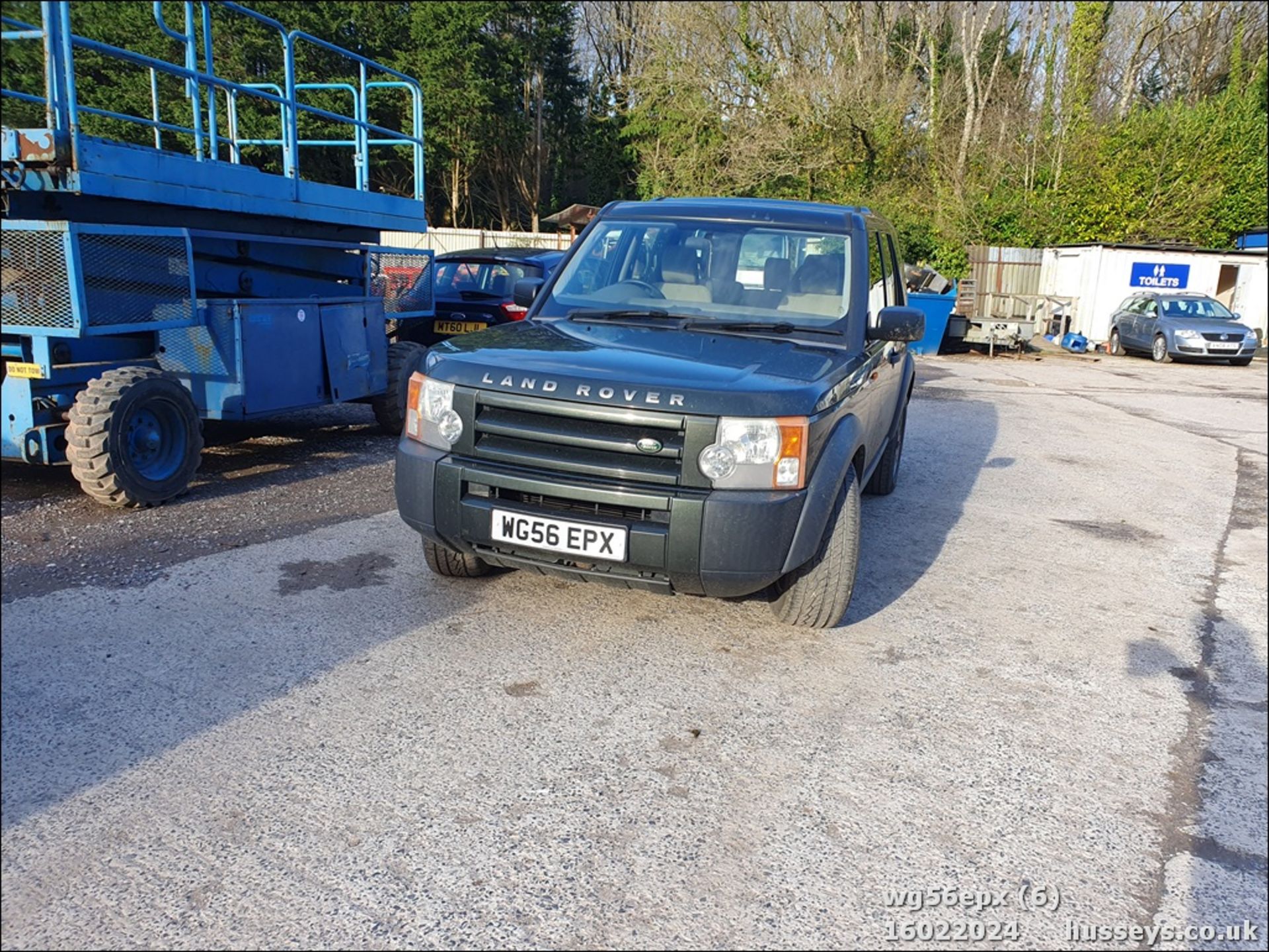 06/56 LAND ROVER DISCOVERY TDV6 GS - 2720cc 5dr Estate (Green) - Image 5 of 44