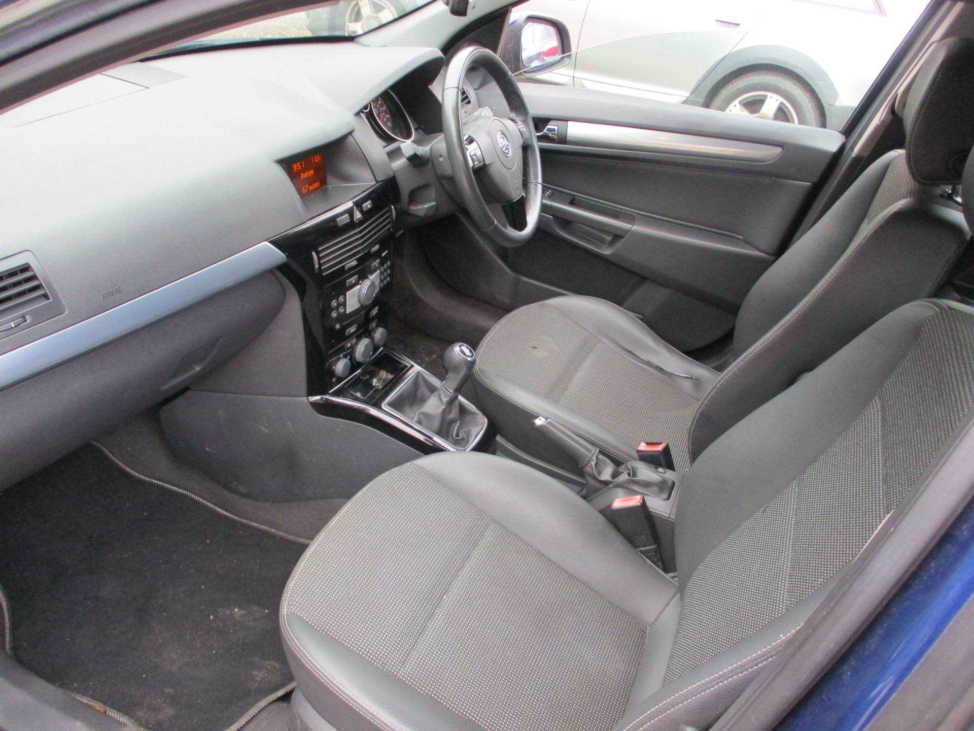 2009 VAUXHALL ASTRA DESIGN - 1598cc 5dr Hatchback (Blue, 103k) - Image 10 of 15