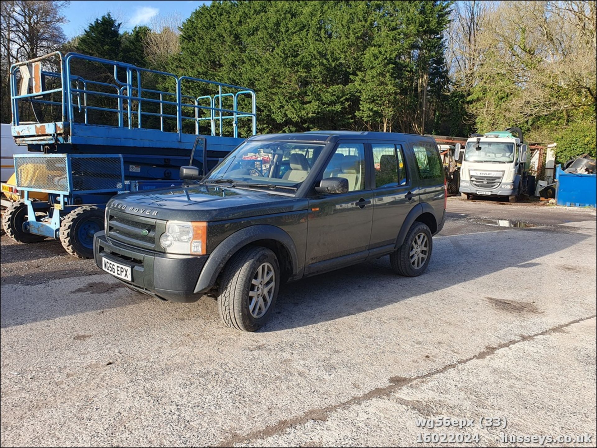06/56 LAND ROVER DISCOVERY TDV6 GS - 2720cc 5dr Estate (Green) - Image 32 of 44