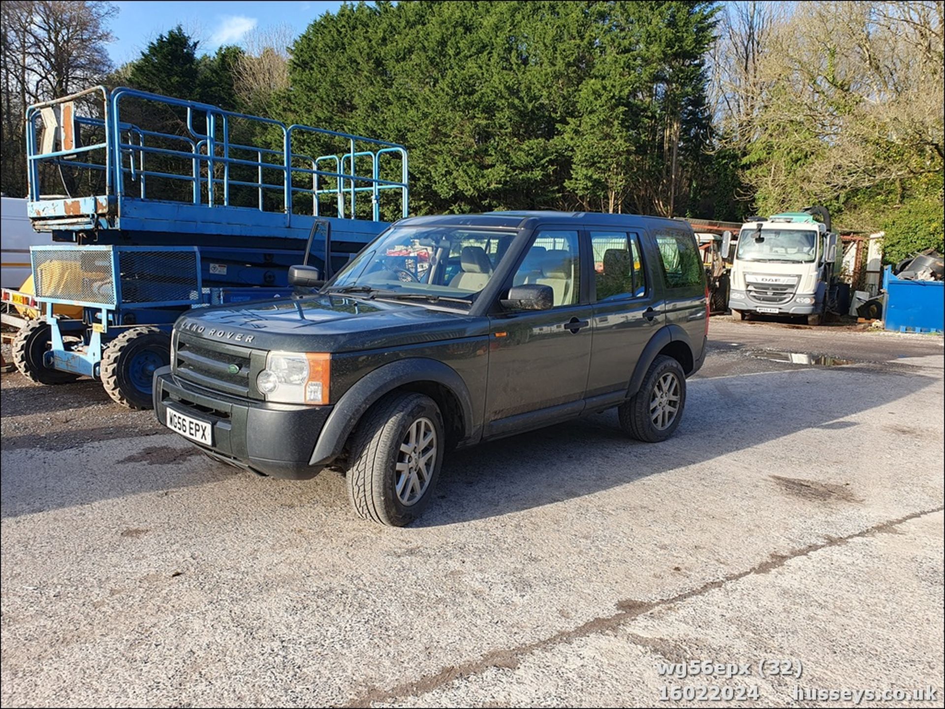 06/56 LAND ROVER DISCOVERY TDV6 GS - 2720cc 5dr Estate (Green) - Image 31 of 44