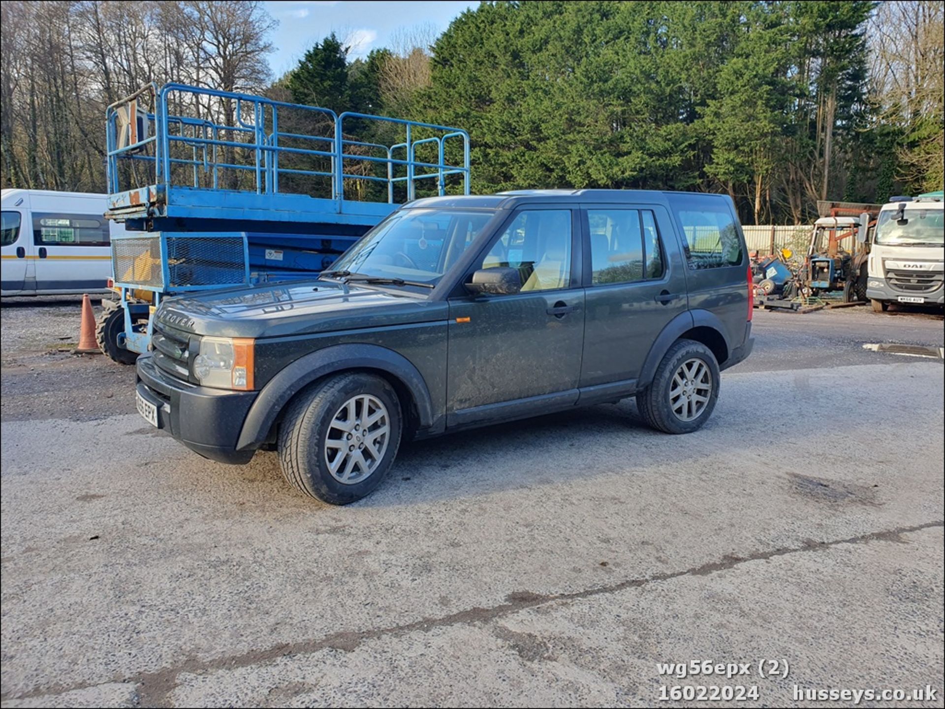 06/56 LAND ROVER DISCOVERY TDV6 GS - 2720cc 5dr Estate (Green) - Image 11 of 44