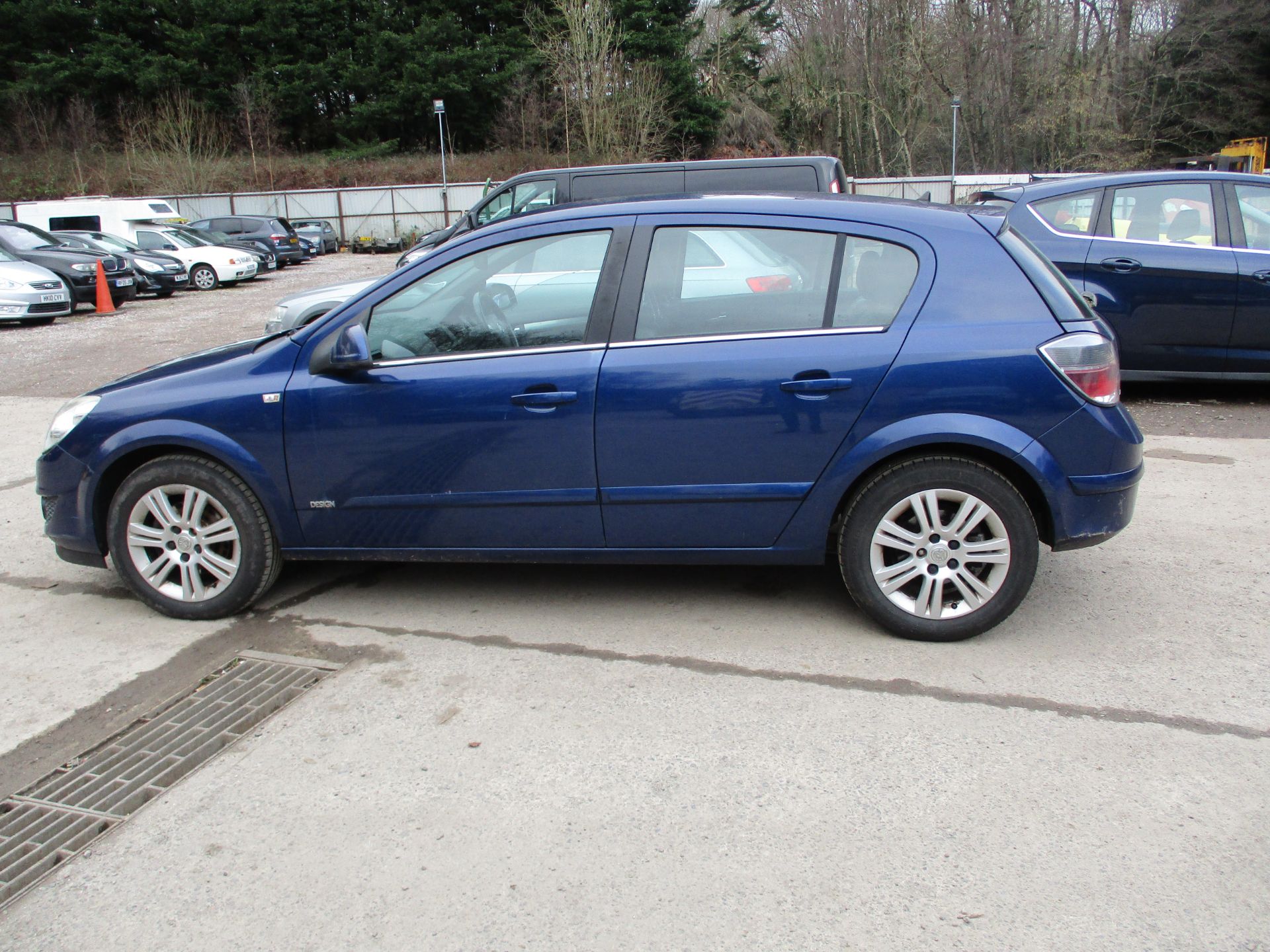 2009 VAUXHALL ASTRA DESIGN - 1598cc 5dr Hatchback (Blue, 103k) - Image 8 of 15