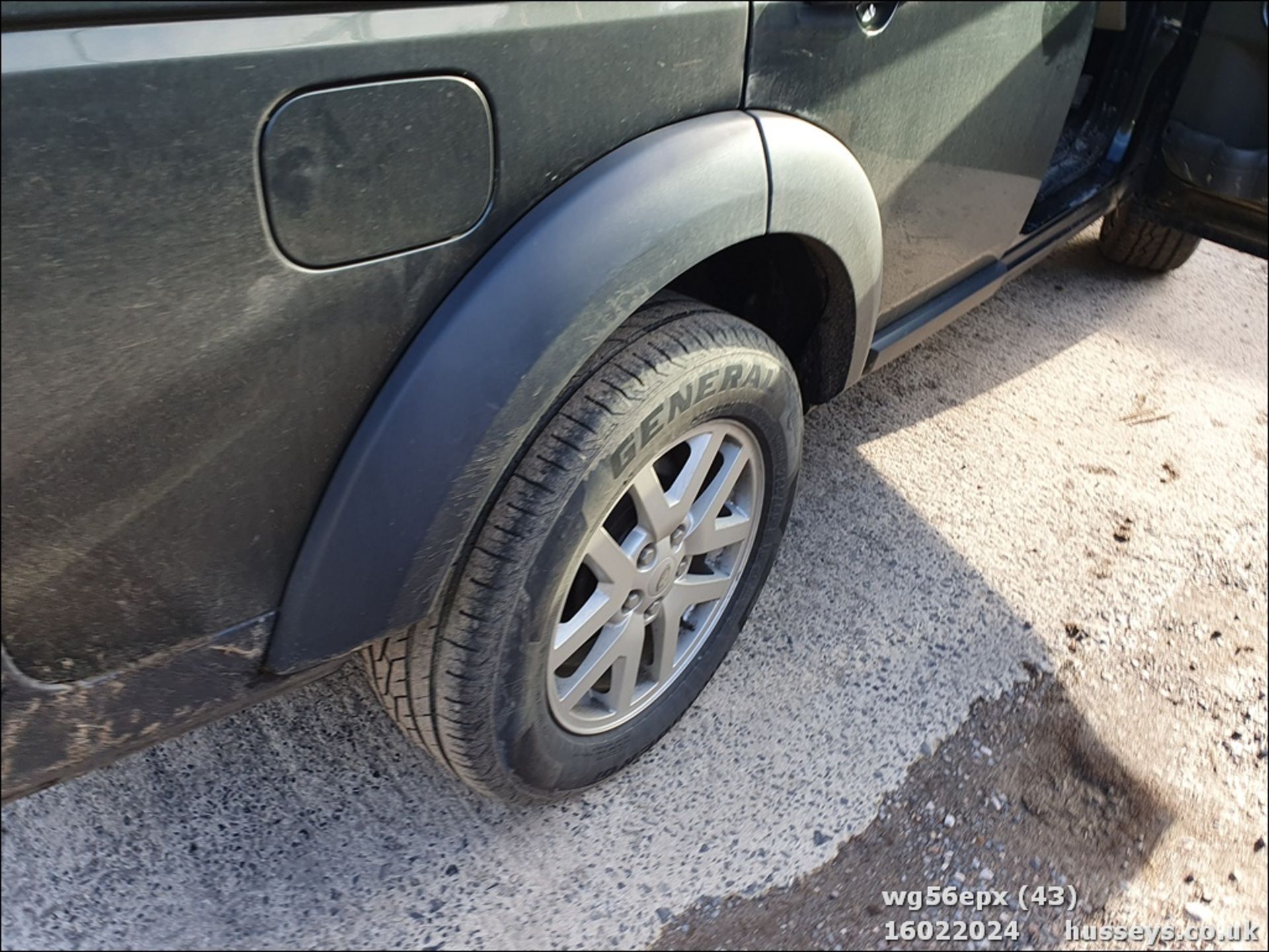 06/56 LAND ROVER DISCOVERY TDV6 GS - 2720cc 5dr Estate (Green) - Image 42 of 44