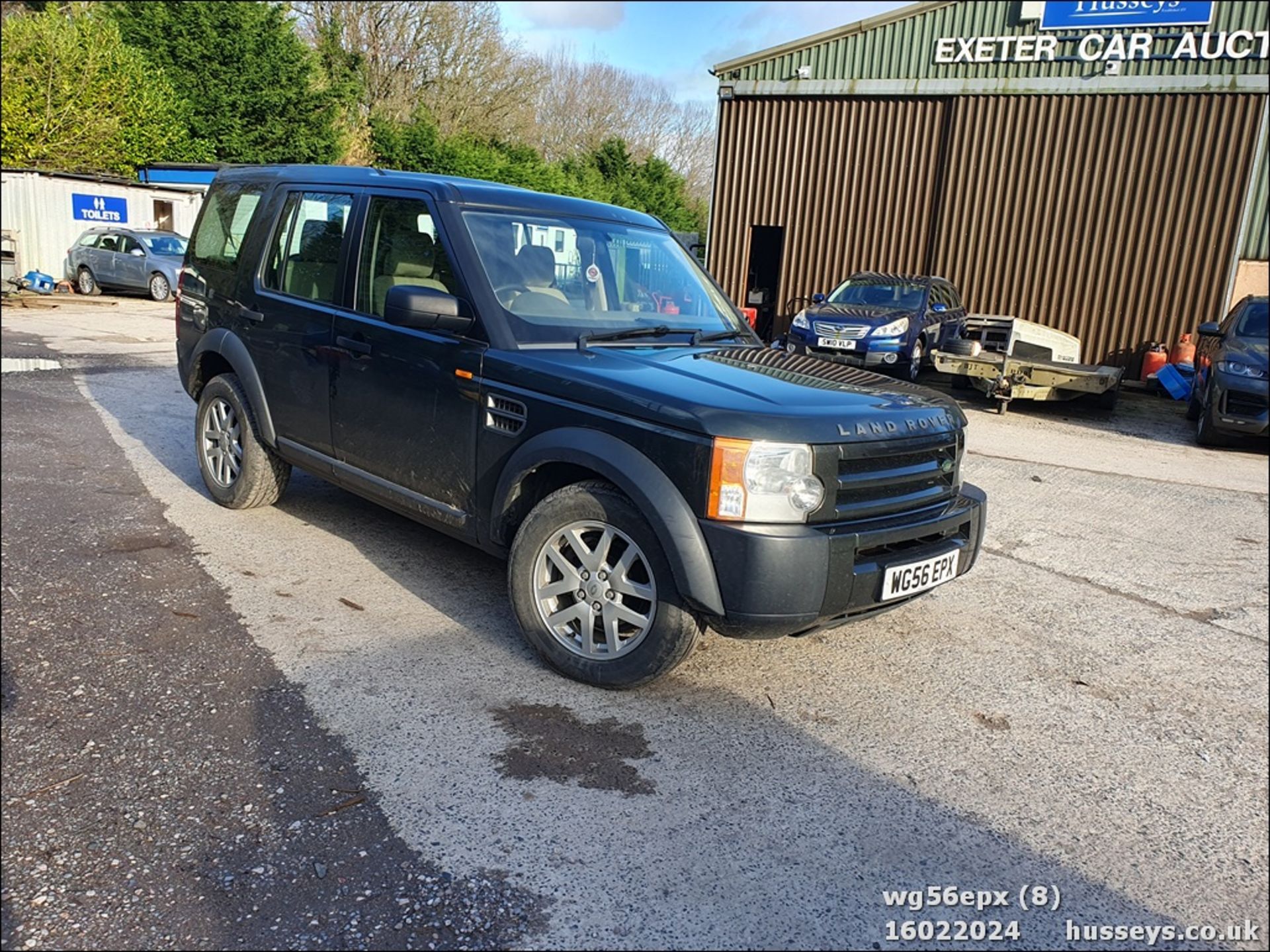06/56 LAND ROVER DISCOVERY TDV6 GS - 2720cc 5dr Estate (Green) - Image 6 of 44