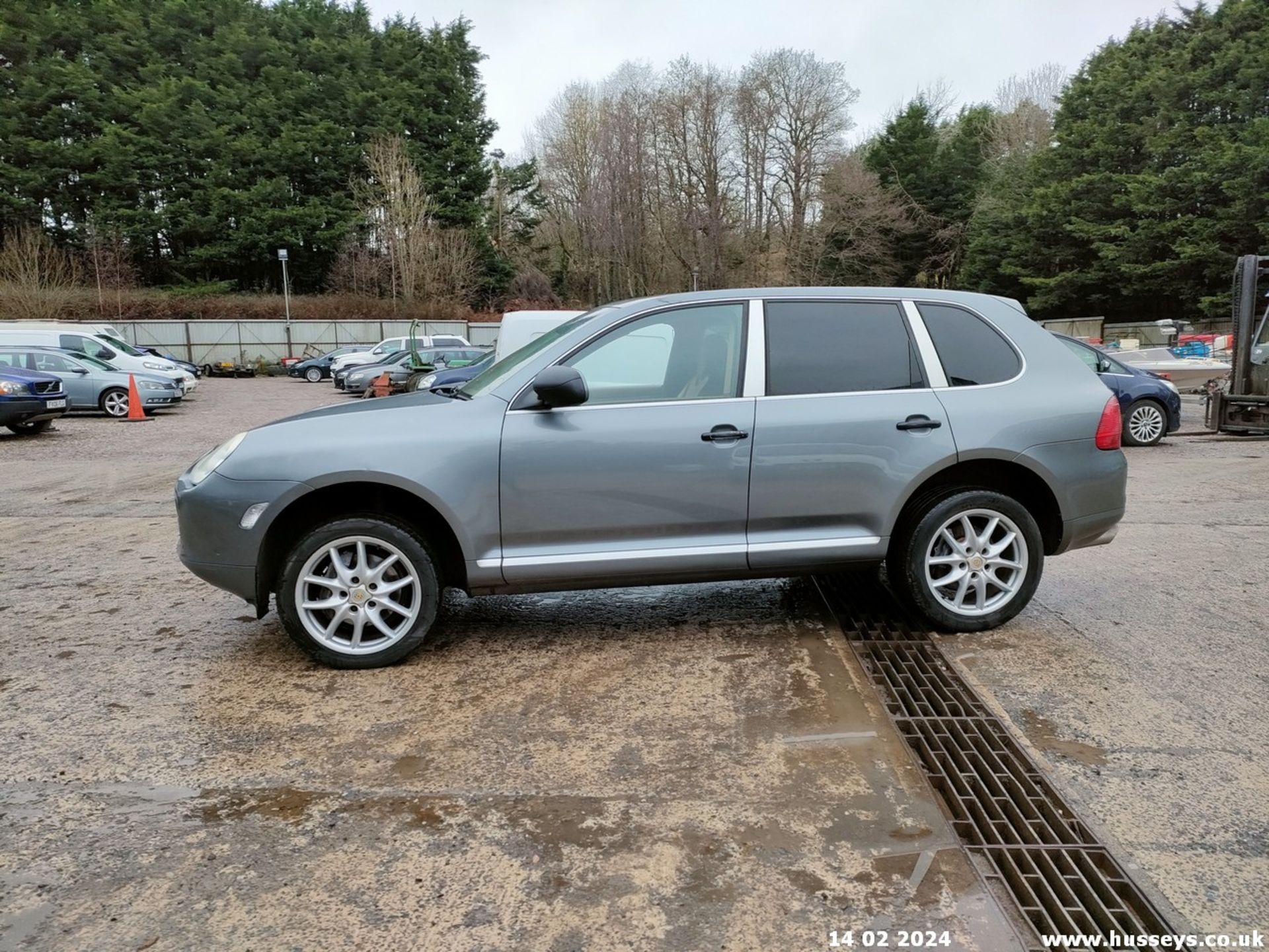 04/54 PORSCHE CAYENNE TIPTRONIC S - 3189cc 5dr Estate (Silver) - Image 16 of 48