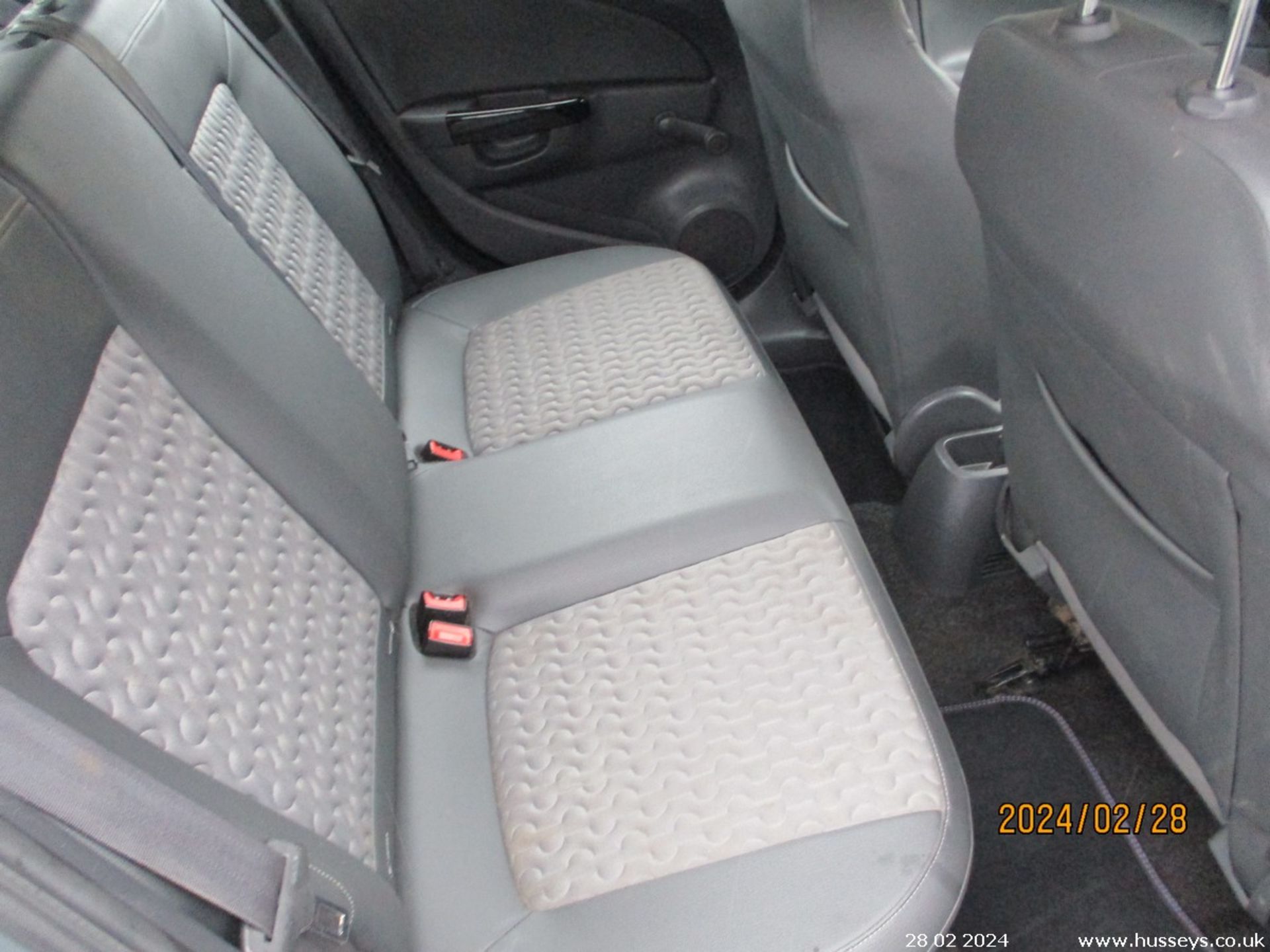 14/64 VAUXHALL CORSA SE - 1398cc 5dr Hatchback (Silver, 122k) - Image 14 of 17