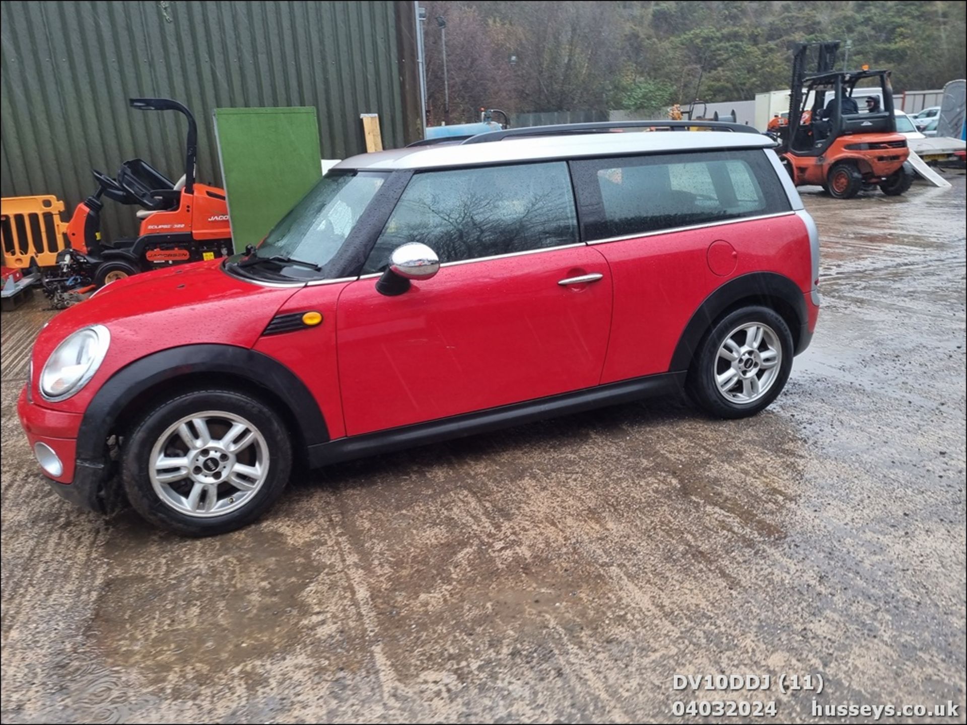10/10 MINI ONE CLUBMAN - 1598cc 5dr Estate (Red, 97k) - Image 12 of 45