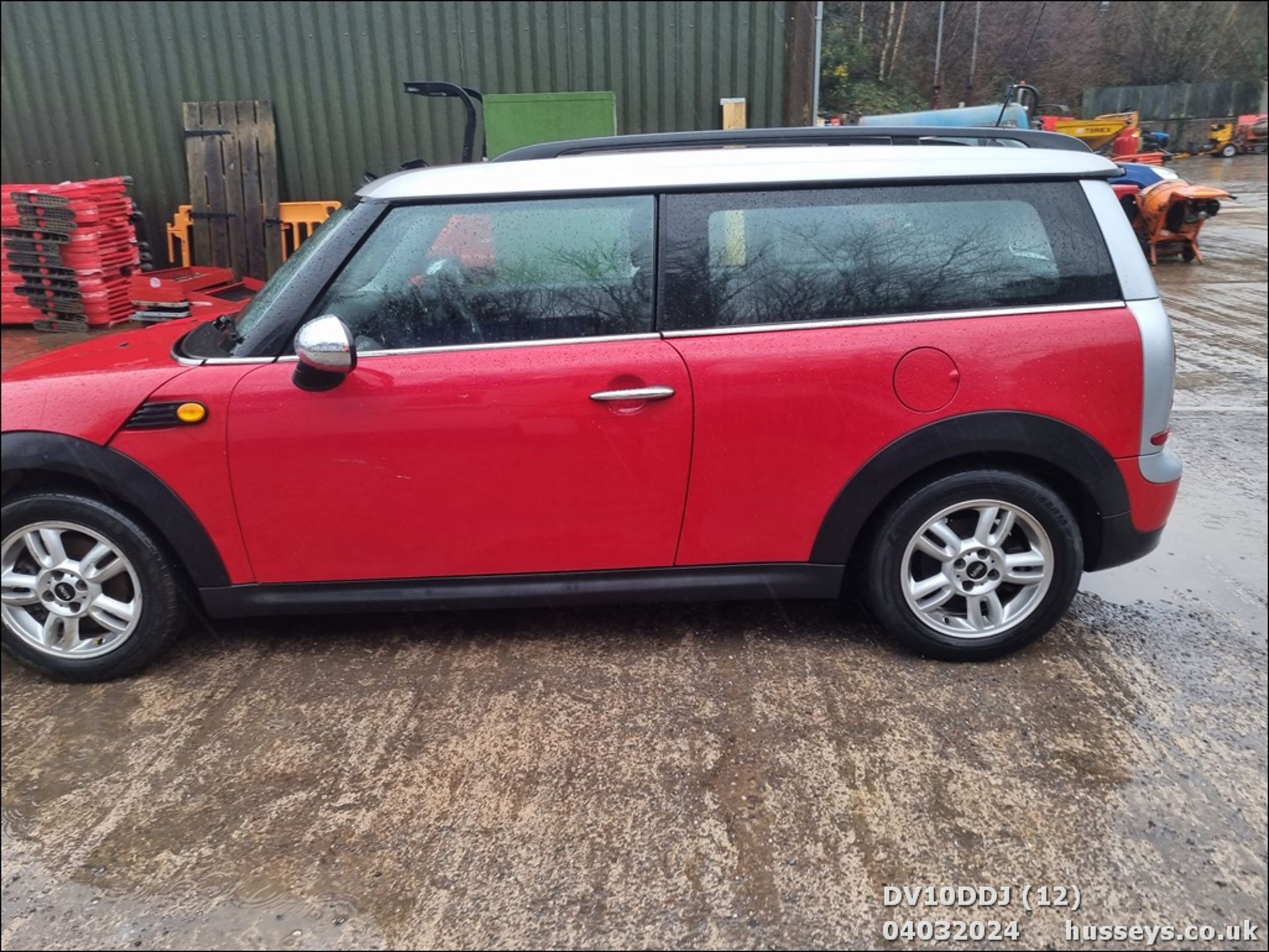 10/10 MINI ONE CLUBMAN - 1598cc 5dr Estate (Red, 97k) - Image 13 of 45