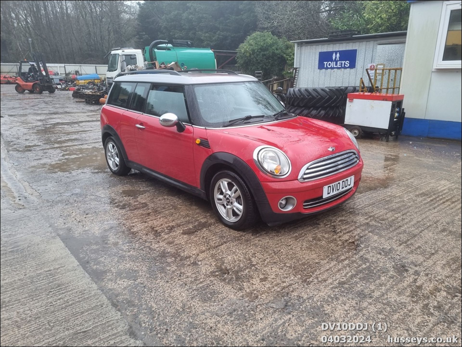 10/10 MINI ONE CLUBMAN - 1598cc 5dr Estate (Red, 97k) - Image 2 of 45