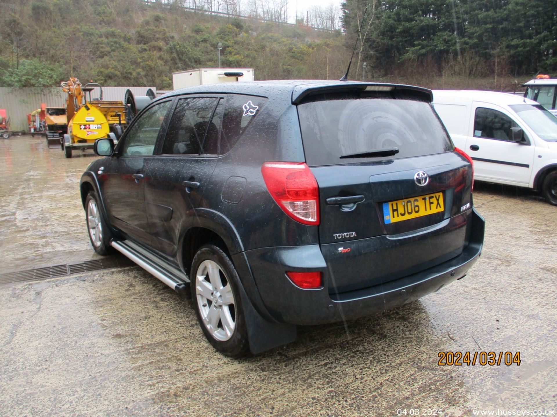 06/06 TOYOTA RAV4 T180 D-4D - 2231cc 5dr Estate (Green, 176k) - Image 6 of 10