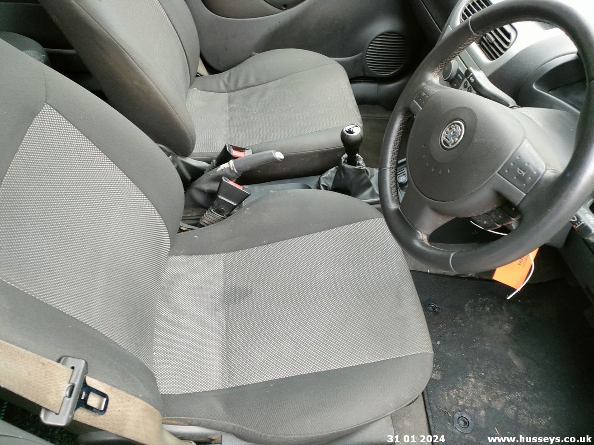 06/56 VAUXHALL CORSA DESIGN 16V TWINPORT - 1364cc 5dr Hatchback (Grey, 110k) - Image 37 of 46