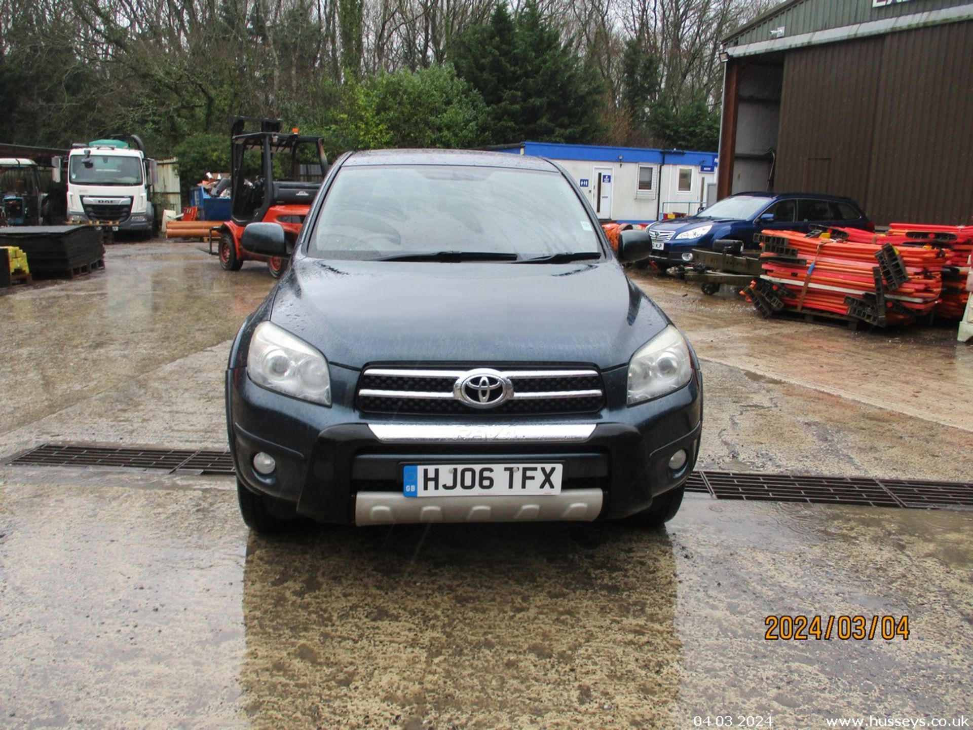 06/06 TOYOTA RAV4 T180 D-4D - 2231cc 5dr Estate (Green, 176k) - Image 2 of 10