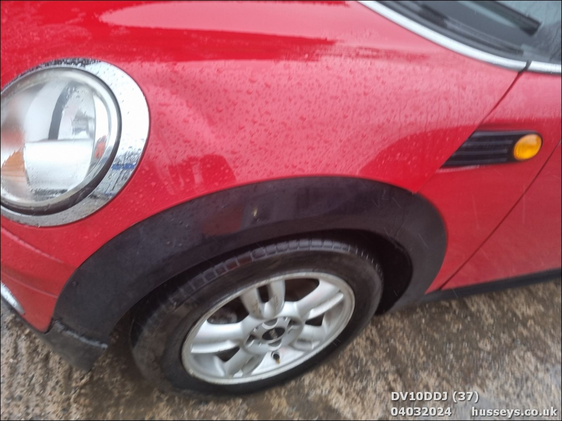 10/10 MINI ONE CLUBMAN - 1598cc 5dr Estate (Red, 97k) - Image 38 of 45