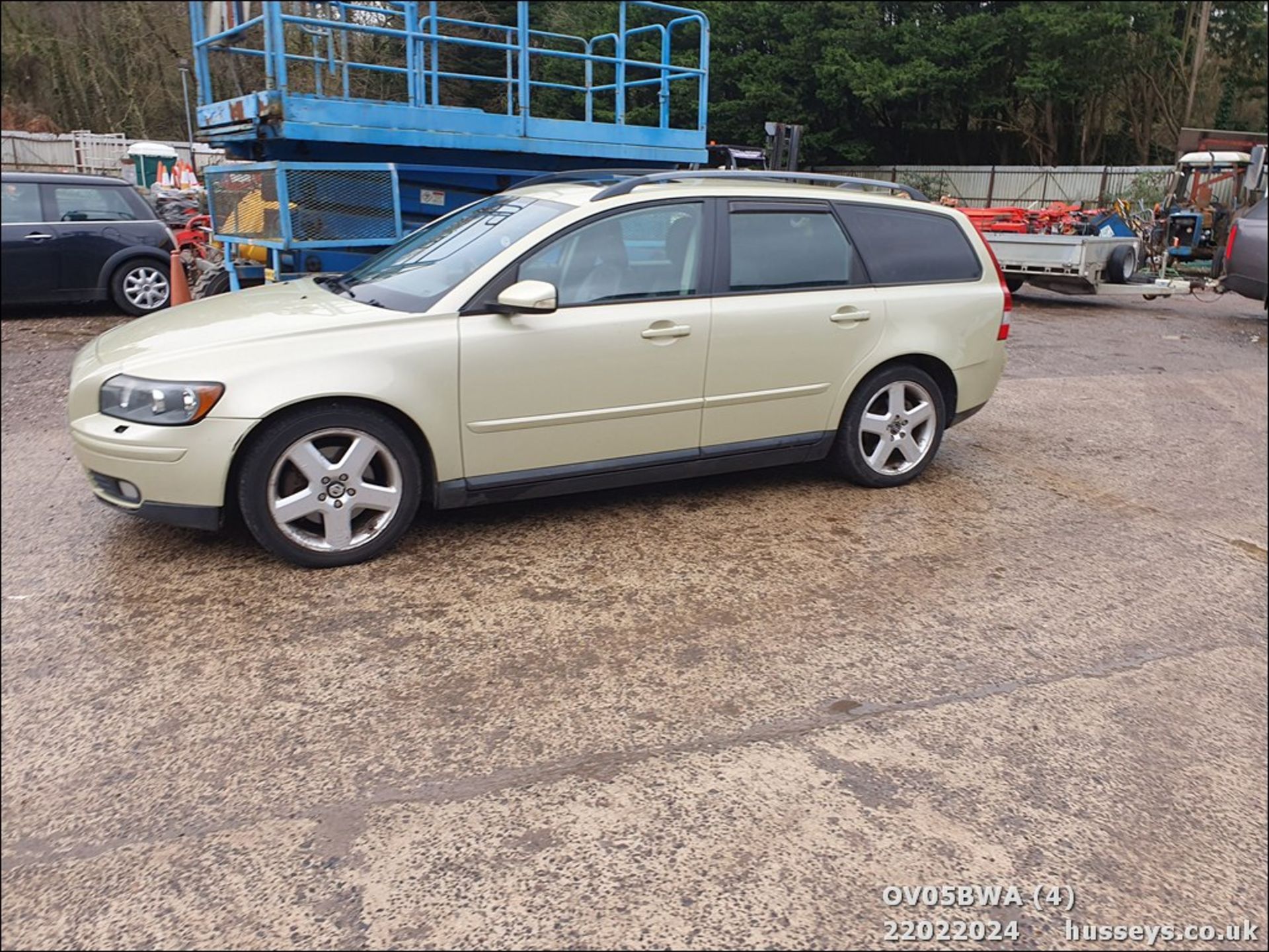 05/05 VOLVO V50 SE D (E4) - 1998cc 5dr Estate (Green, 178k) - Image 4 of 43