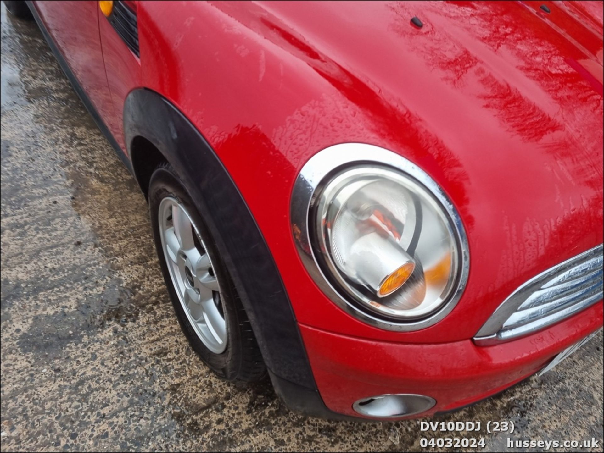 10/10 MINI ONE CLUBMAN - 1598cc 5dr Estate (Red, 97k) - Image 24 of 45