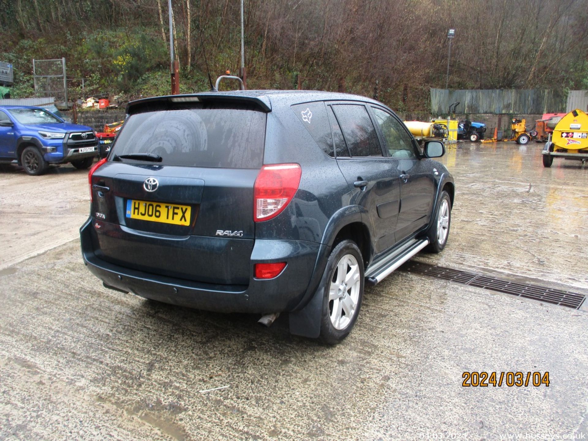 06/06 TOYOTA RAV4 T180 D-4D - 2231cc 5dr Estate (Green, 176k) - Image 4 of 10