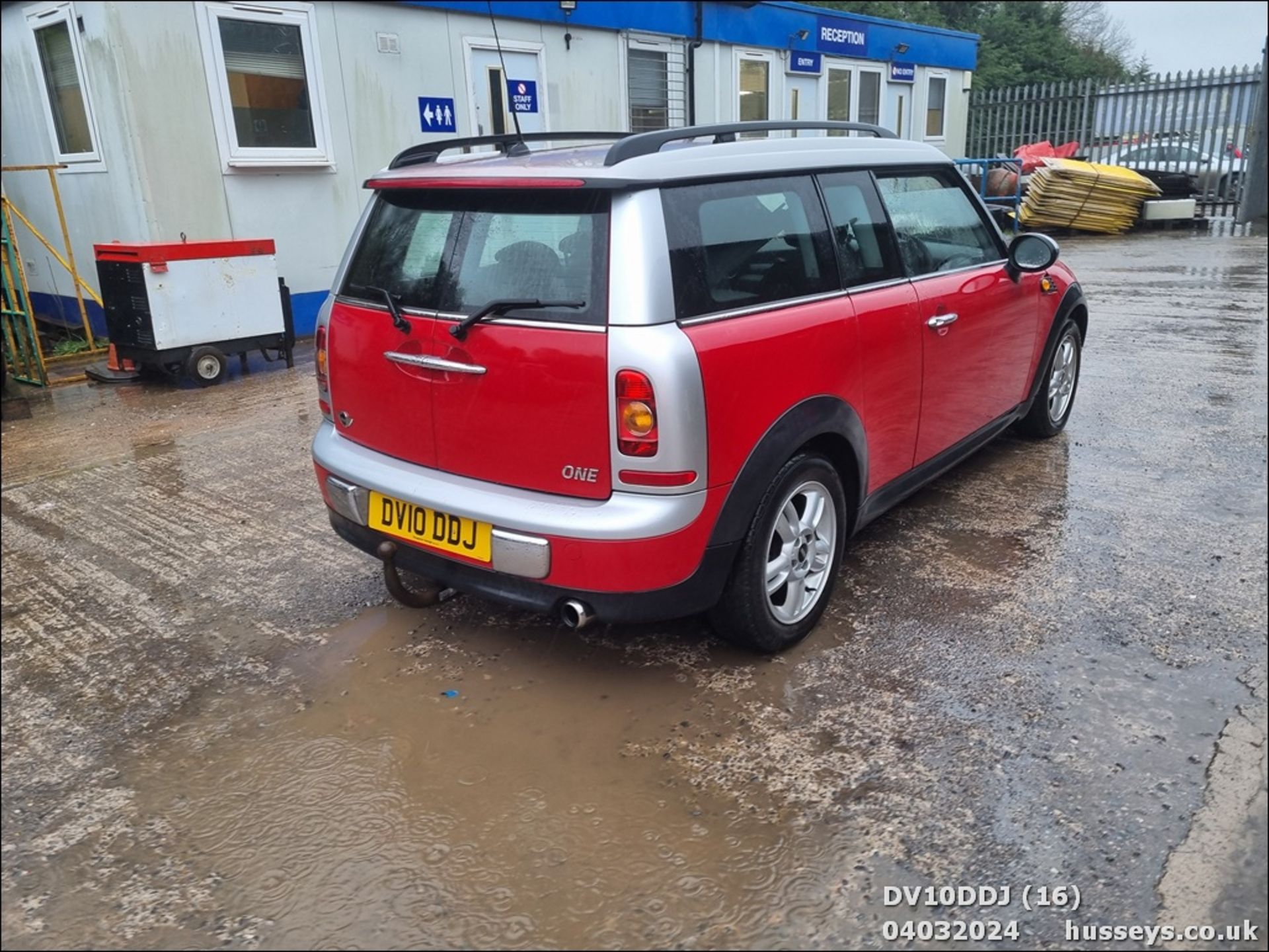 10/10 MINI ONE CLUBMAN - 1598cc 5dr Estate (Red, 97k) - Image 17 of 45