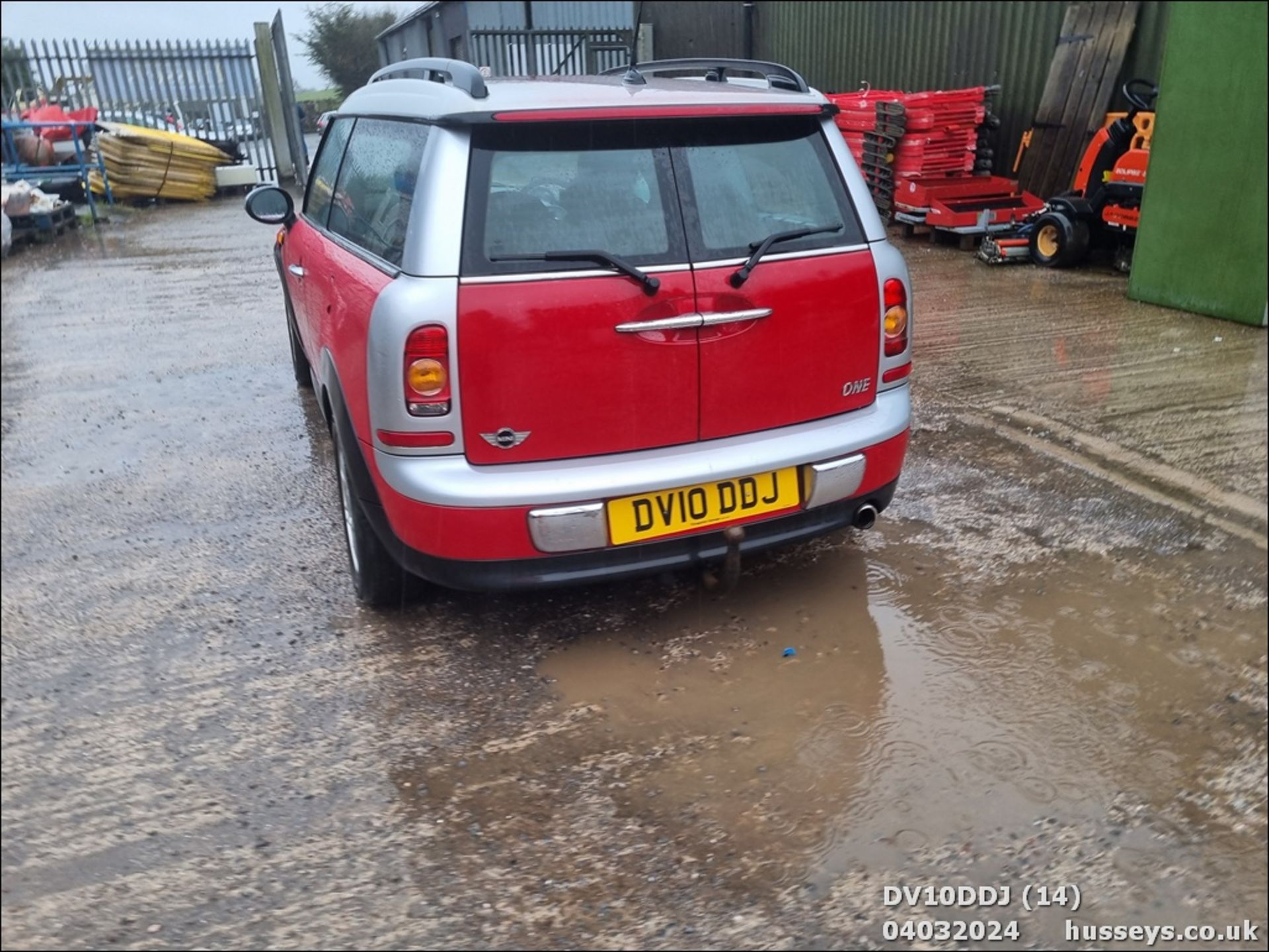 10/10 MINI ONE CLUBMAN - 1598cc 5dr Estate (Red, 97k) - Image 15 of 45
