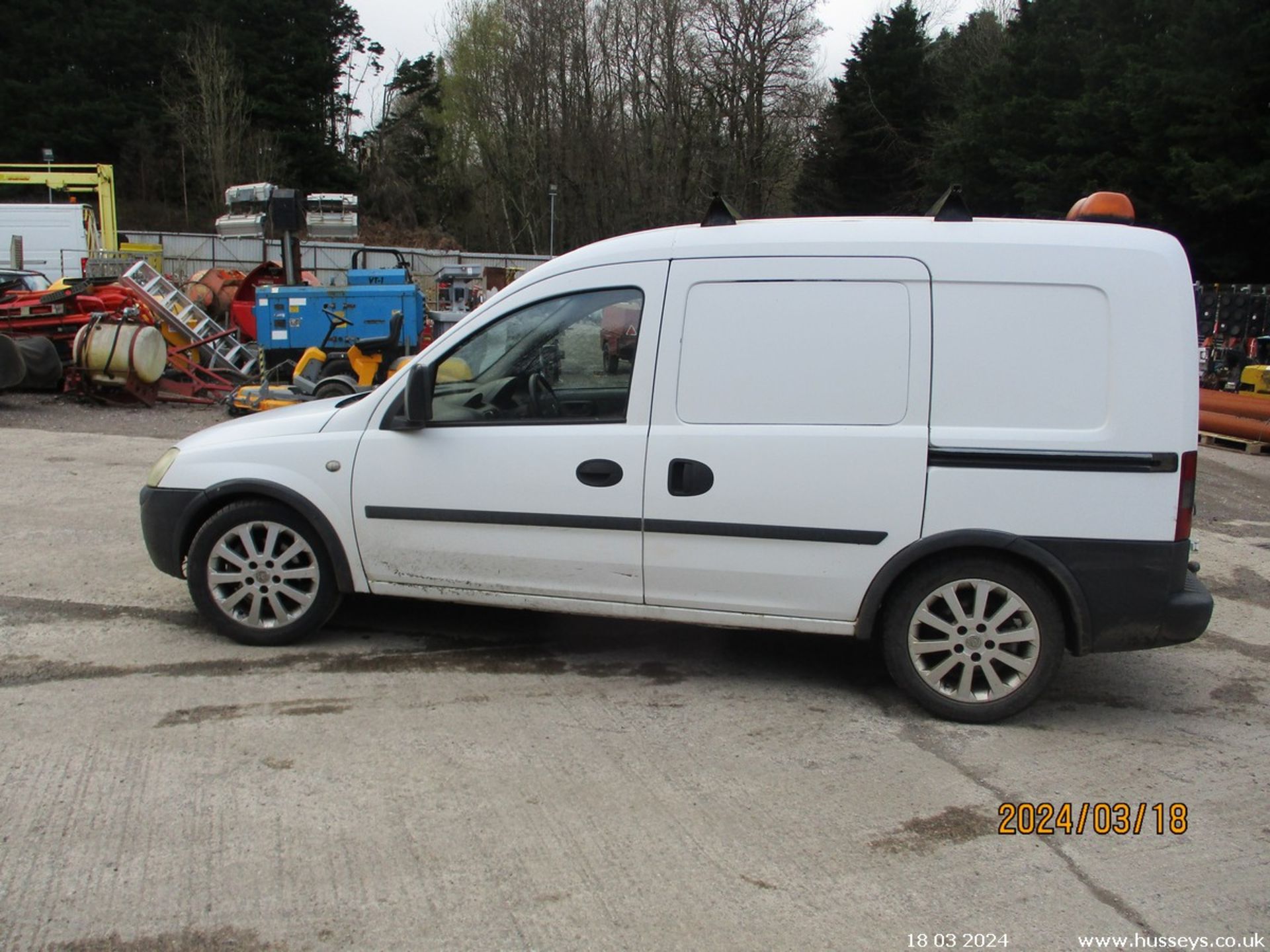 04/54 VAUXHALL COMBO 1700 CDTI 16V - 1686cc 4dr Van (White, 119k) - Image 8 of 25