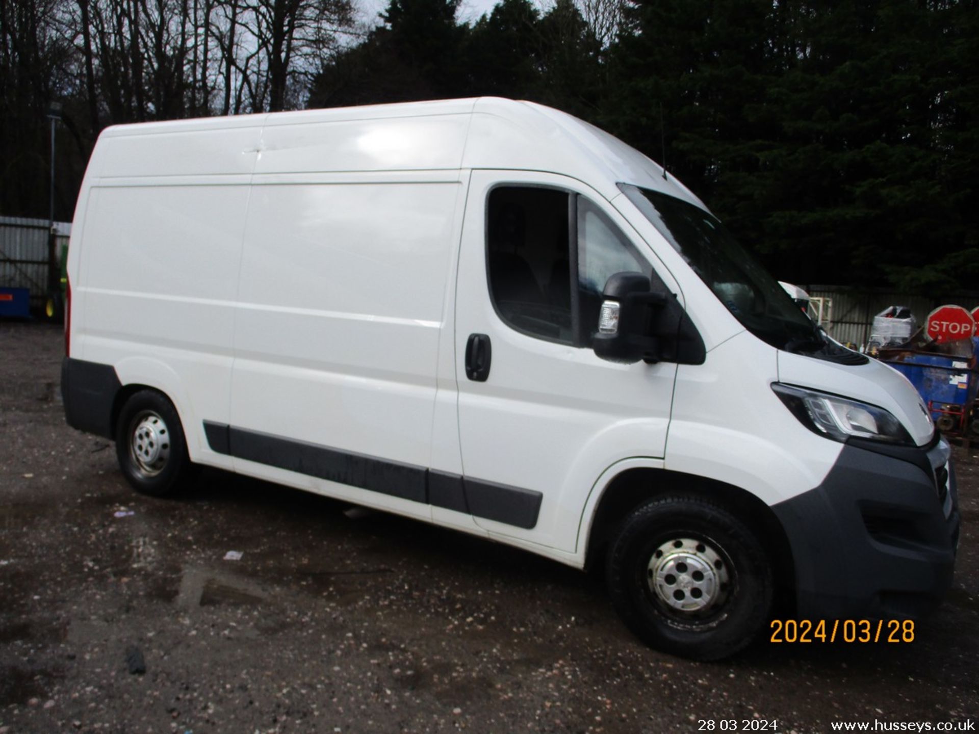 17/67 PEUGEOT BOXER 335 PRO L2H2 BLUE H - 1997cc 5dr Van (White, 91k)