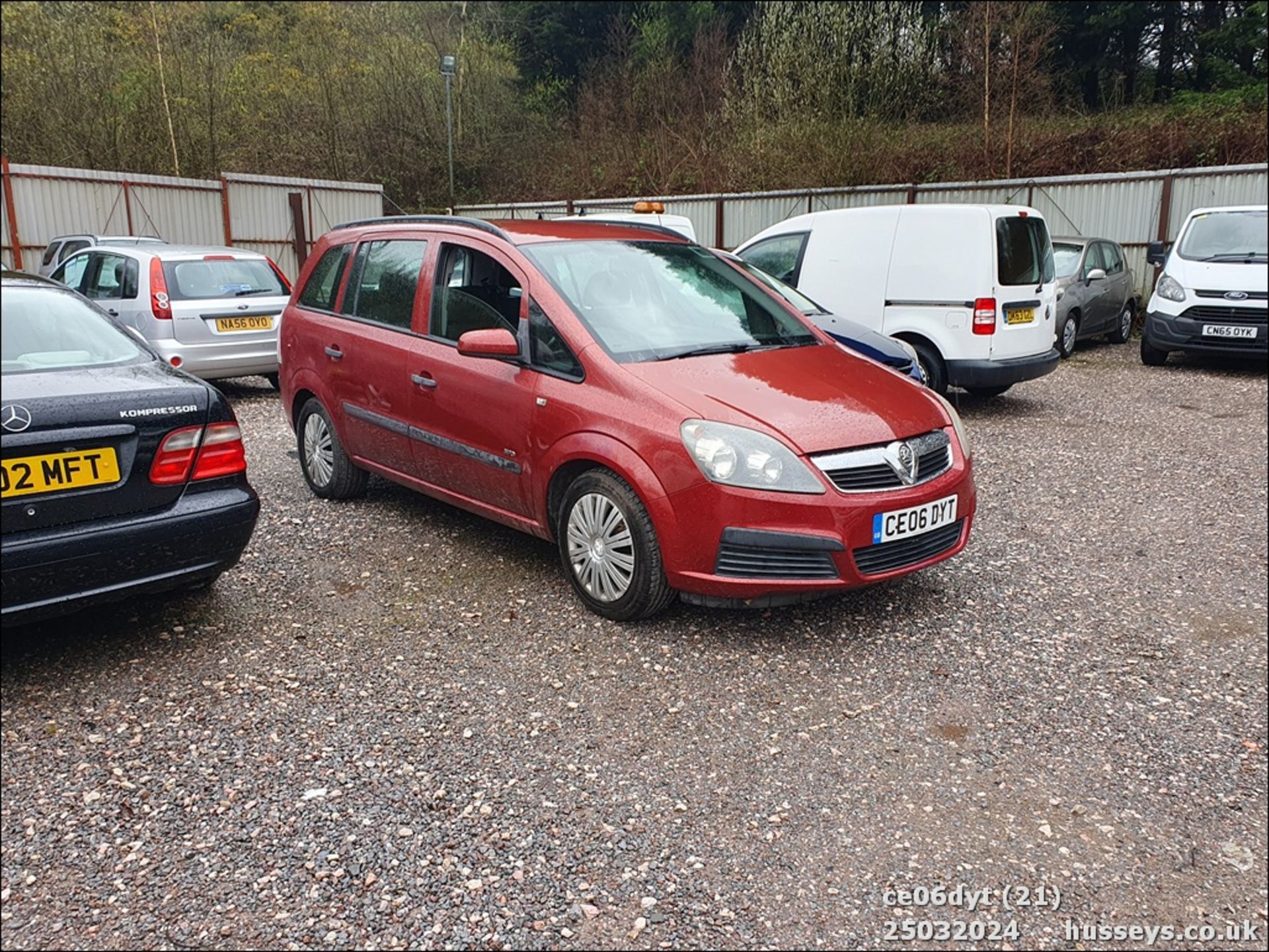 06/06 VAUXHALL ZAFIRA LIFE - 1598cc 5dr MPV (Red) - Image 22 of 42