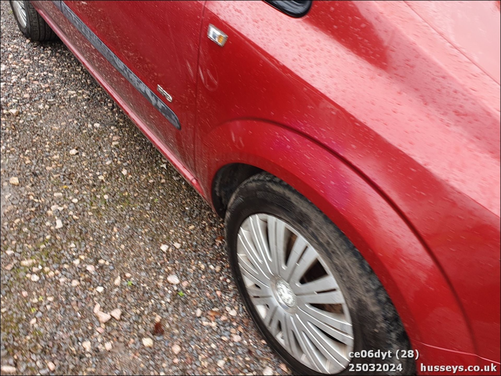 06/06 VAUXHALL ZAFIRA LIFE - 1598cc 5dr MPV (Red) - Image 28 of 42