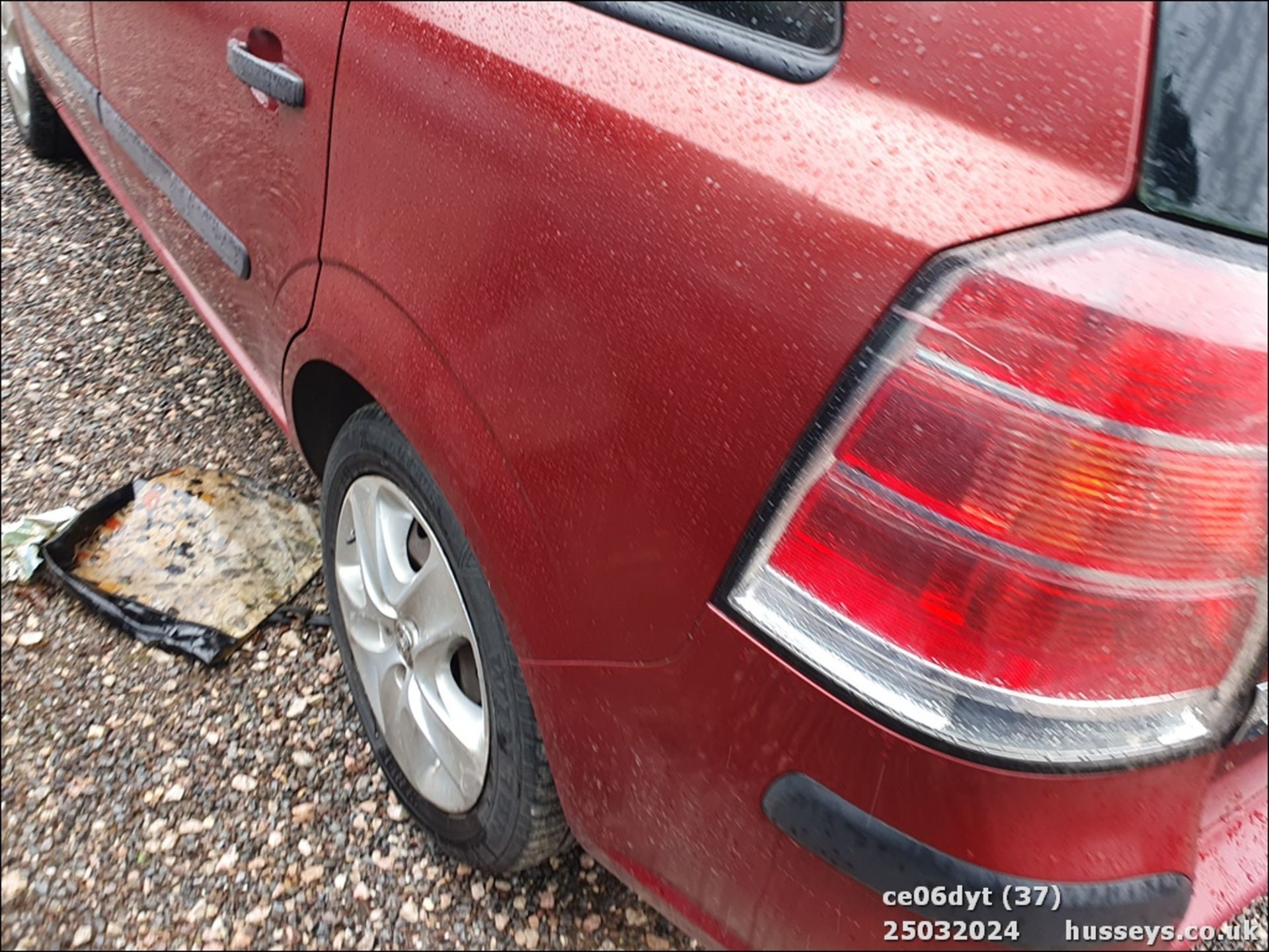 06/06 VAUXHALL ZAFIRA LIFE - 1598cc 5dr MPV (Red) - Image 37 of 42