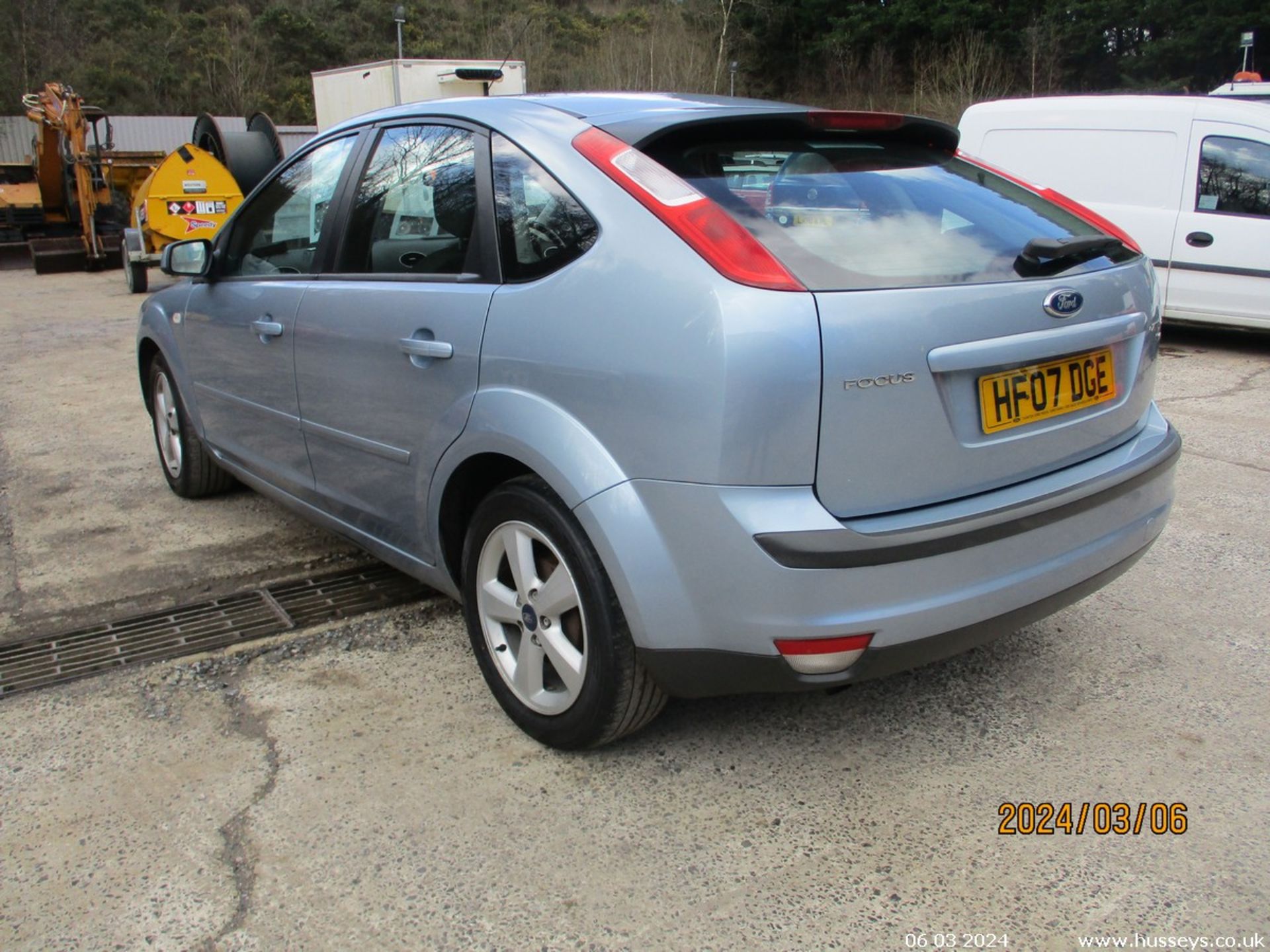 08/07 FORD FOCUS ZETEC CLIMATE - 1596cc 5dr Hatchback (Blue, 153k) - Image 8 of 20