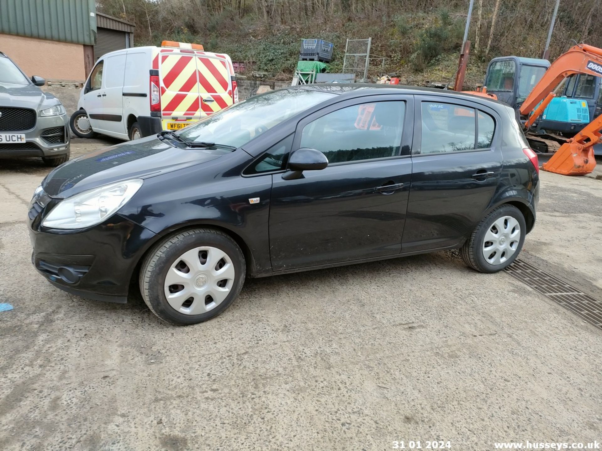 10/60 VAUXHALL CORSA EXCLUSIV - 1229cc 5dr Hatchback (Black, 124k) - Image 16 of 45