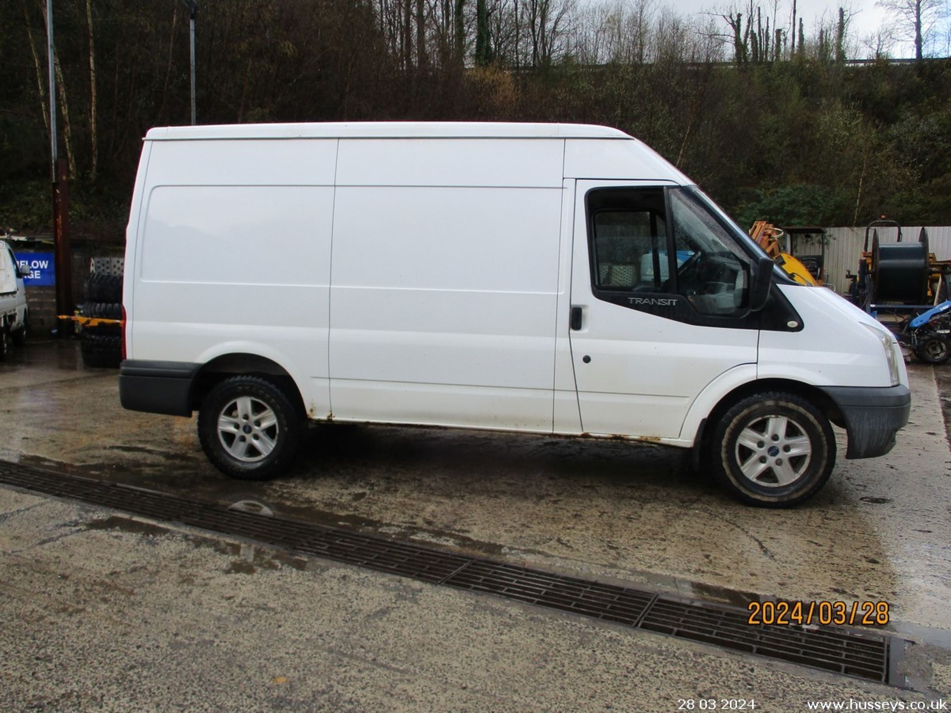 09/09 FORD TRANSIT 140 T350L AWD - 2402cc 5dr Van (White, 156k) - Image 4 of 20