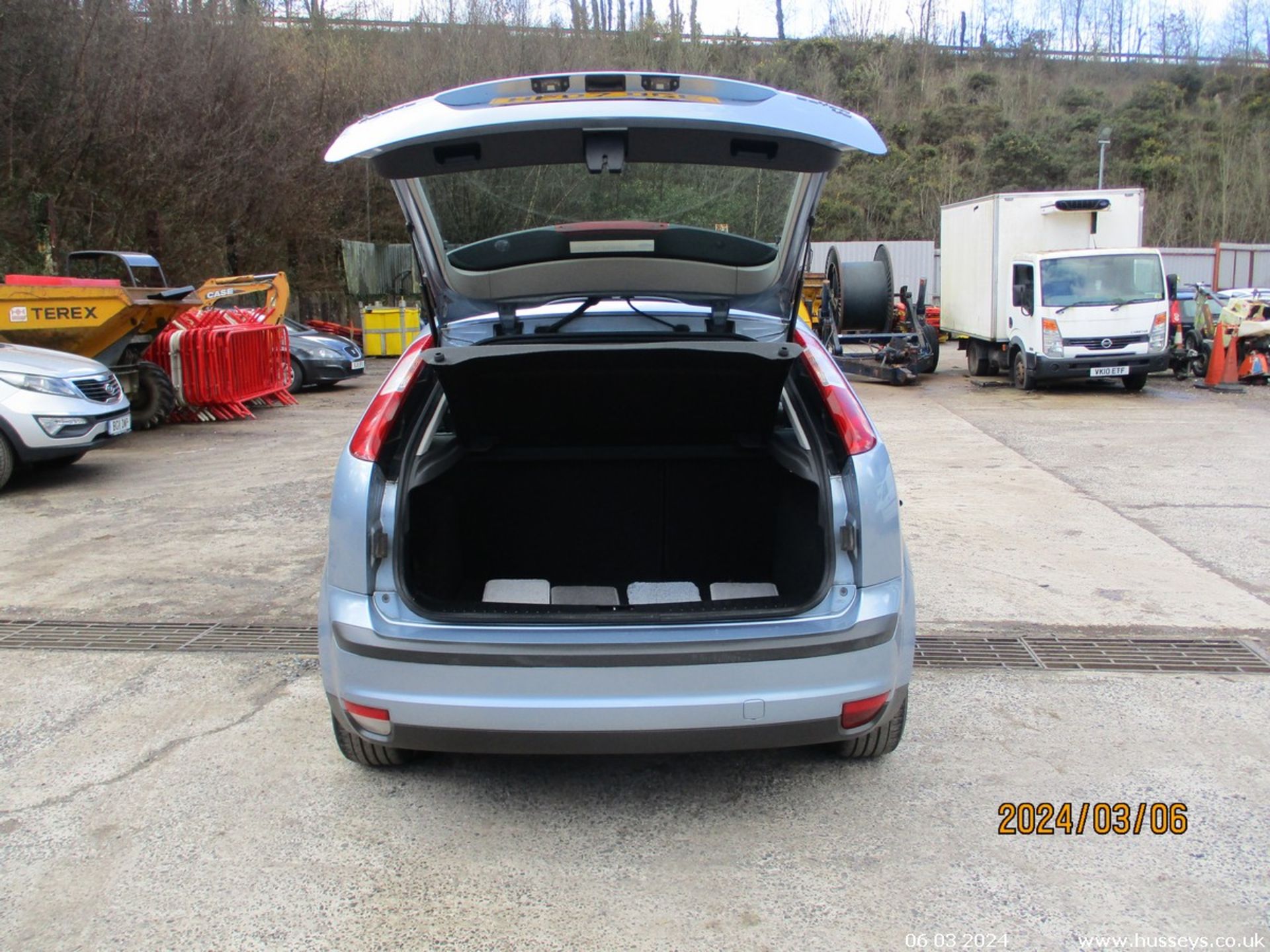 08/07 FORD FOCUS ZETEC CLIMATE - 1596cc 5dr Hatchback (Blue, 153k) - Image 15 of 20