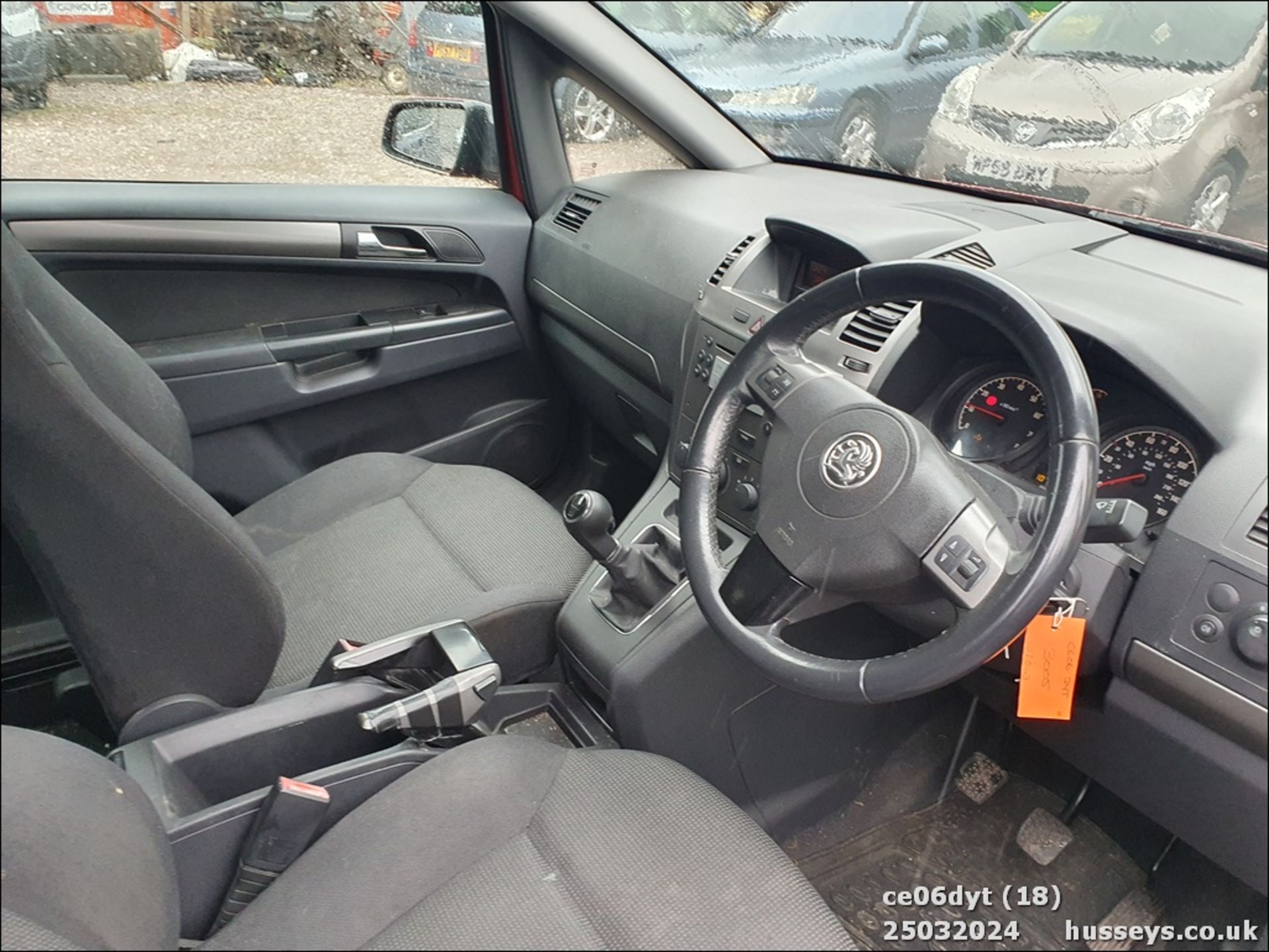 06/06 VAUXHALL ZAFIRA LIFE - 1598cc 5dr MPV (Red) - Image 19 of 42