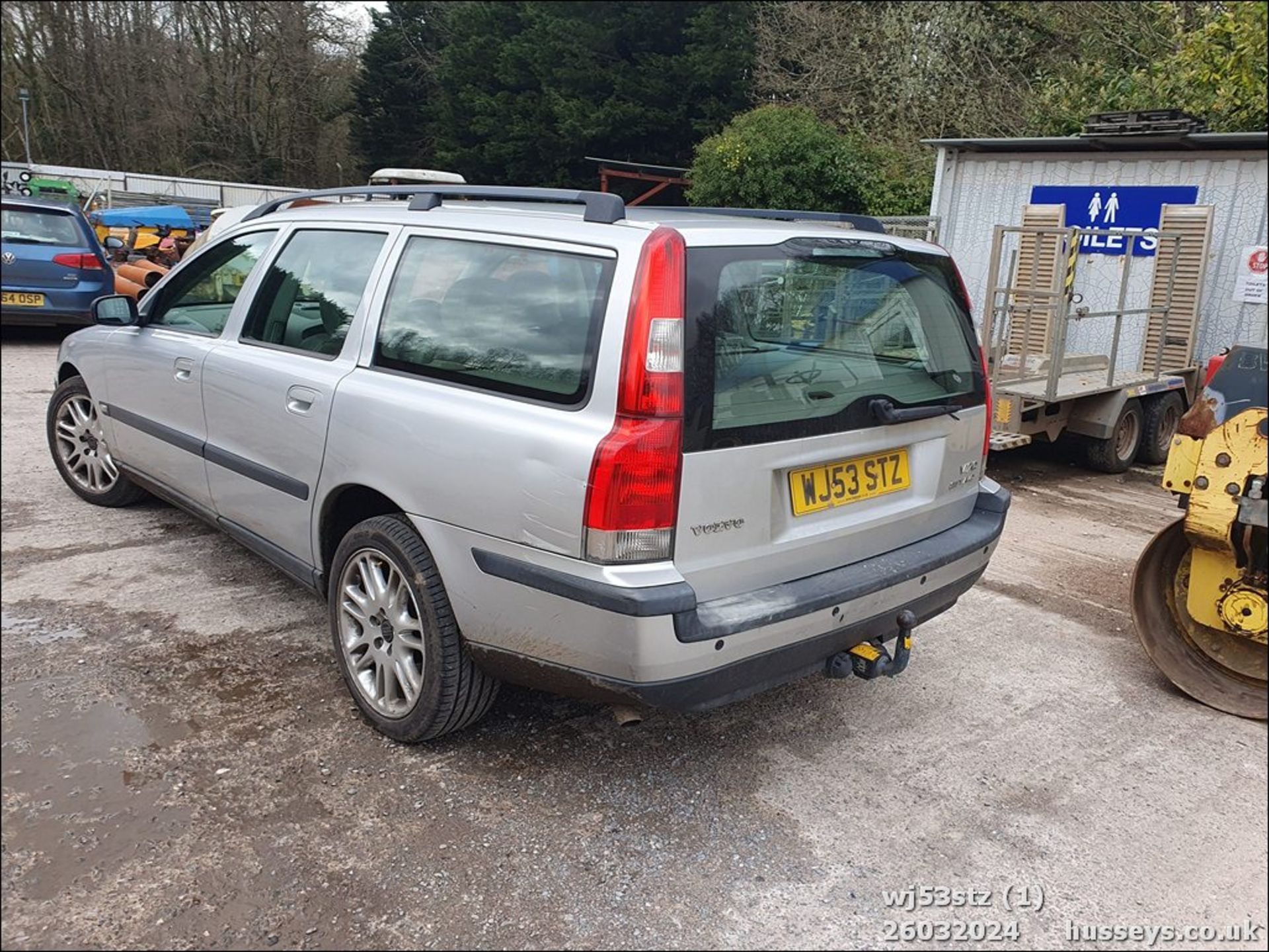 03/53 VOLVO V70 AWD SE T - 2521cc 5dr Estate (Silver, 149k) - Image 2 of 46