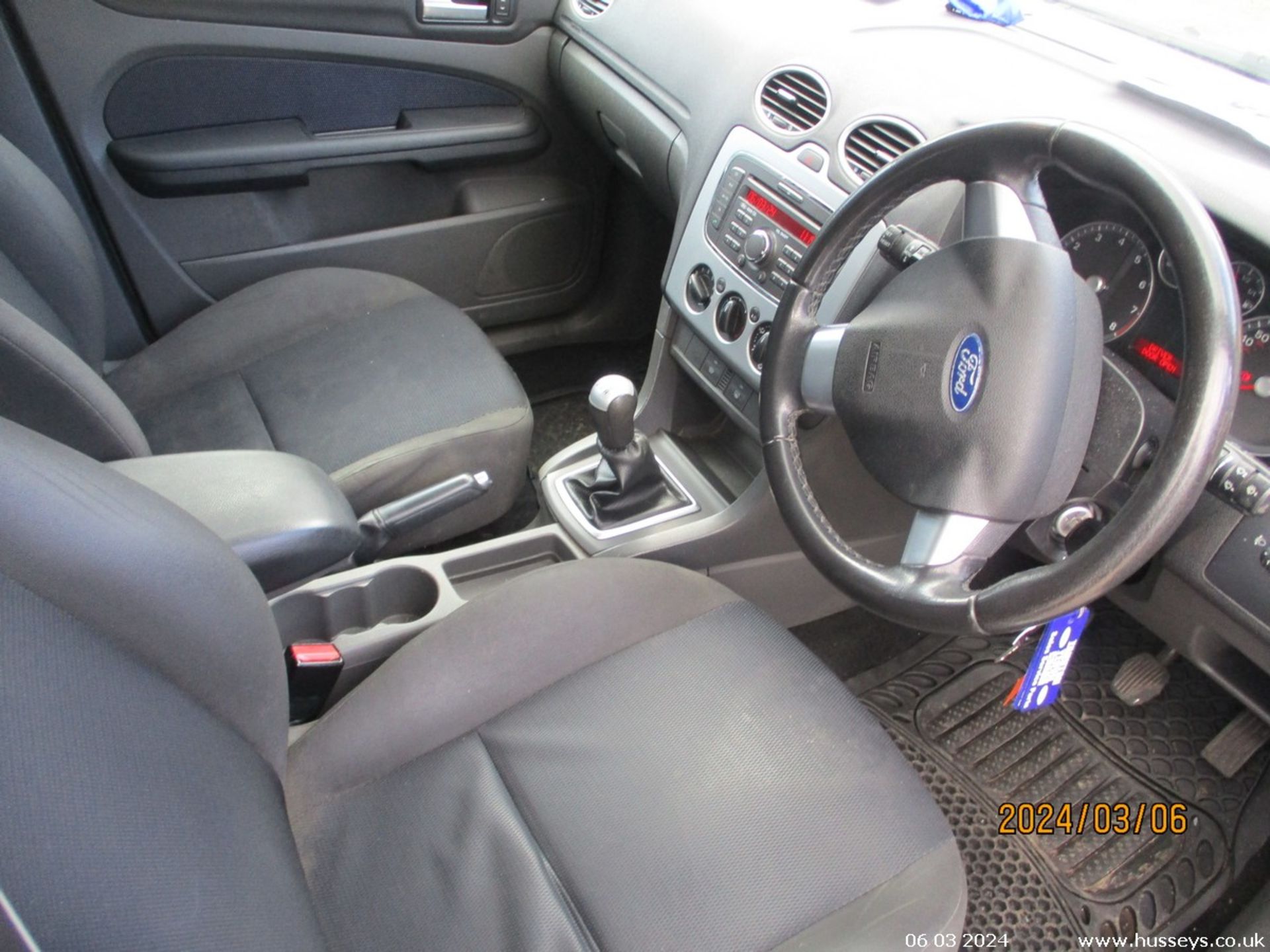 08/07 FORD FOCUS ZETEC CLIMATE - 1596cc 5dr Hatchback (Blue, 153k) - Image 16 of 20