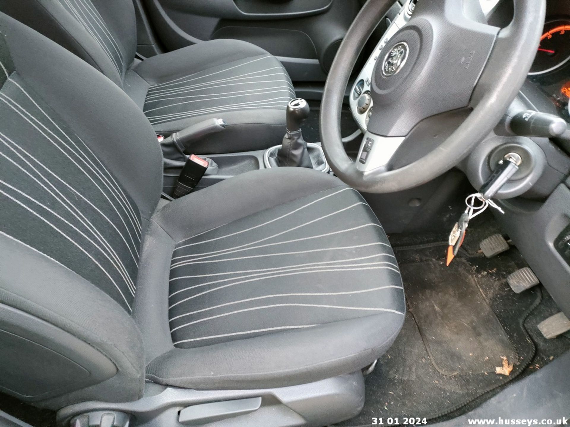 10/60 VAUXHALL CORSA EXCLUSIV - 1229cc 5dr Hatchback (Black, 124k) - Image 37 of 45