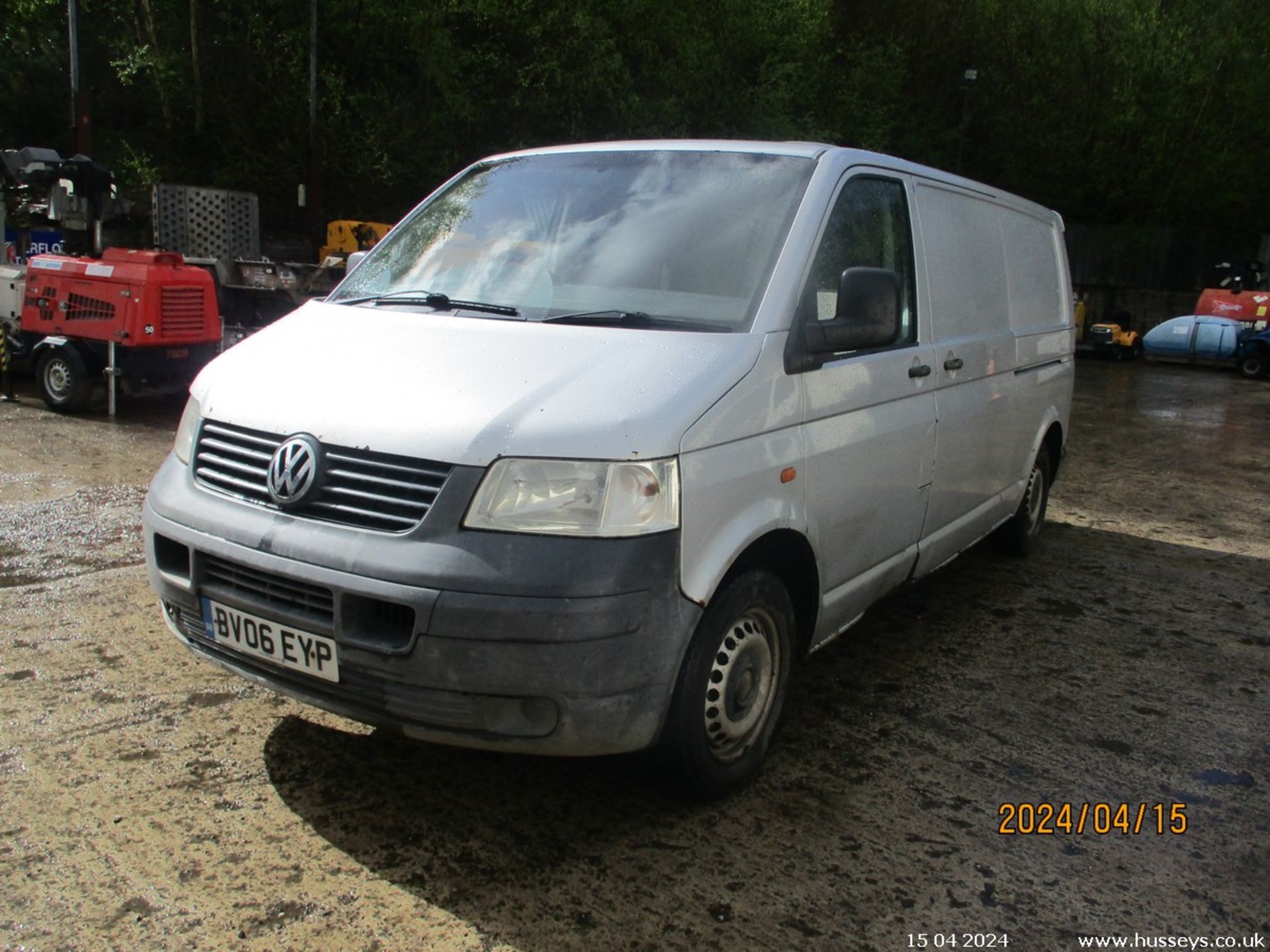 06/06 VOLKSWAGEN TRANSPORTER T30 130 TDI LWB - 2460cc Van (Silver) - Image 34 of 38